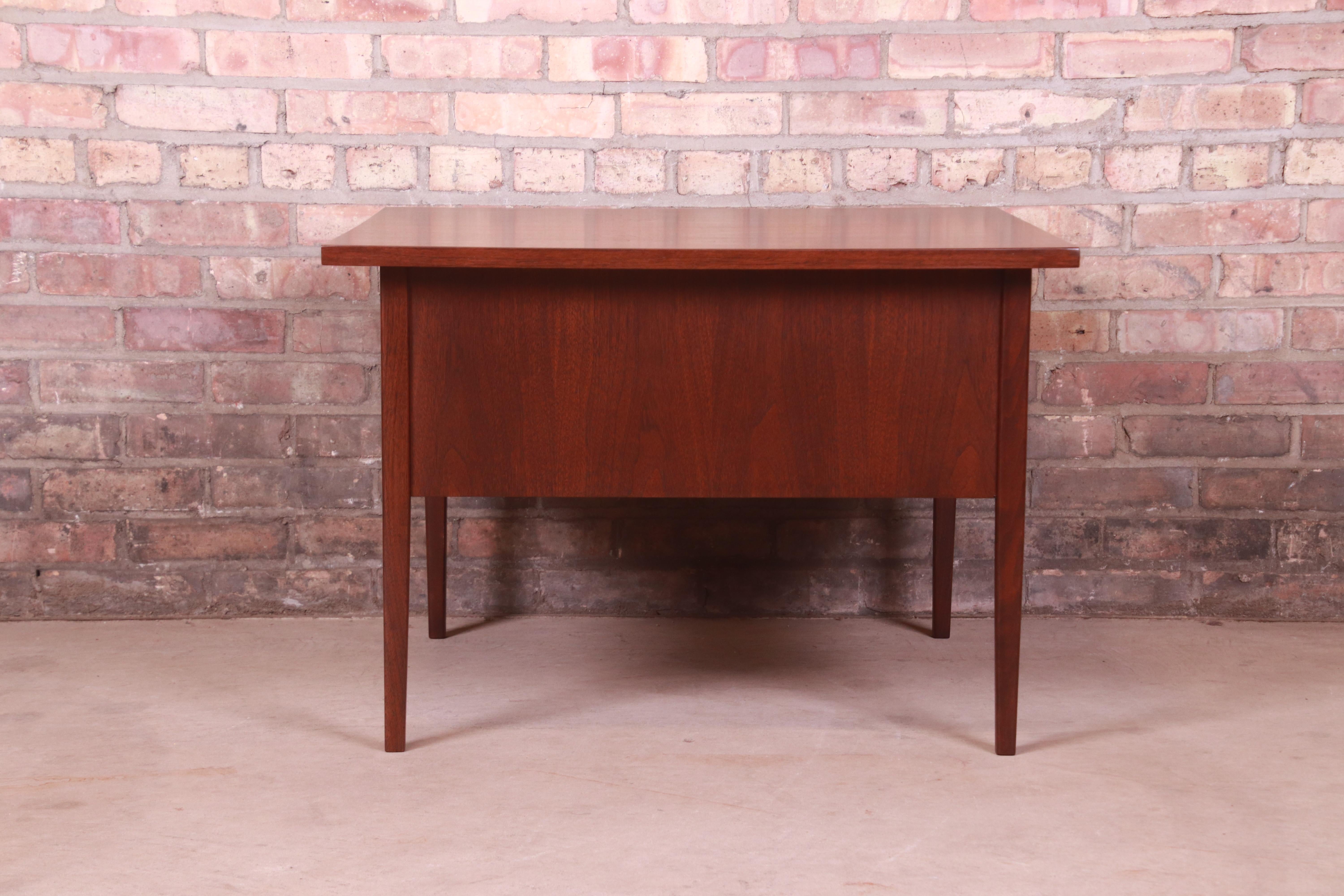 Jack Cartwright for Founders Mid-Century Modern Walnut Three-Drawer Coffee Table 10