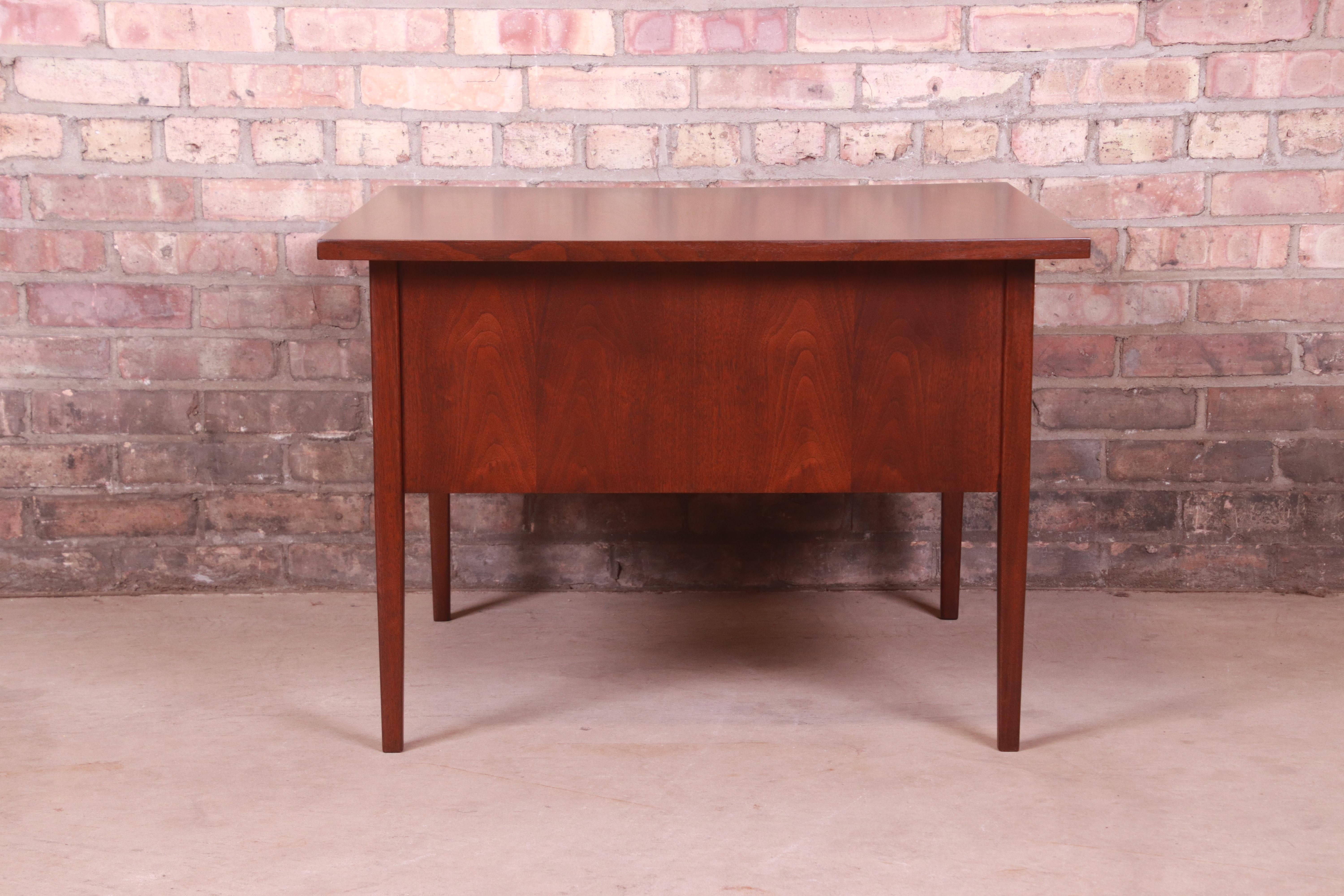 Jack Cartwright for Founders Mid-Century Modern Walnut Three-Drawer Coffee Table 11