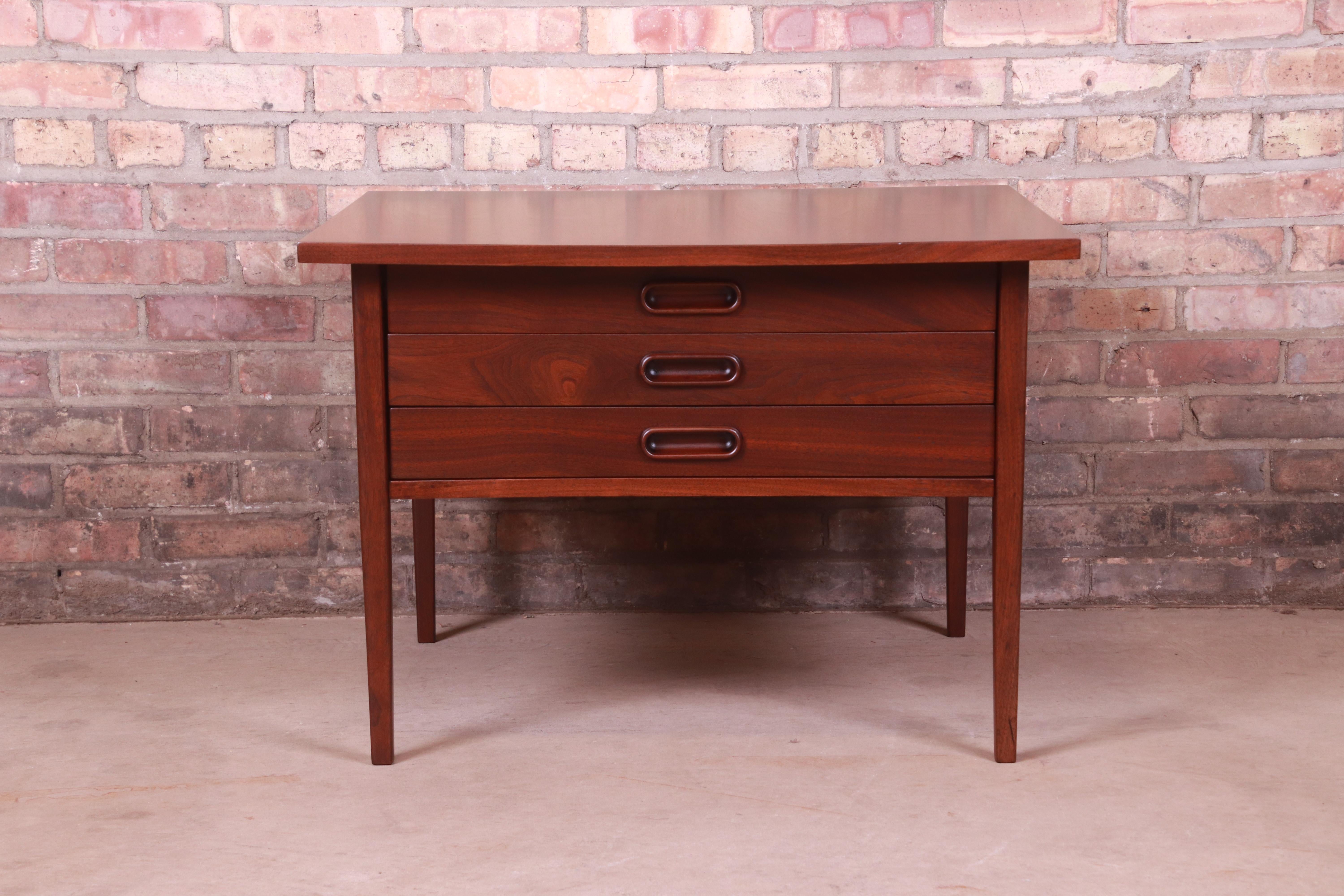 A gorgeous Mid-Century Modern walnut three-drawer coffee table or occasional side table

By Jack Cartwright for Founders

USA, 1960s

Measures: 30