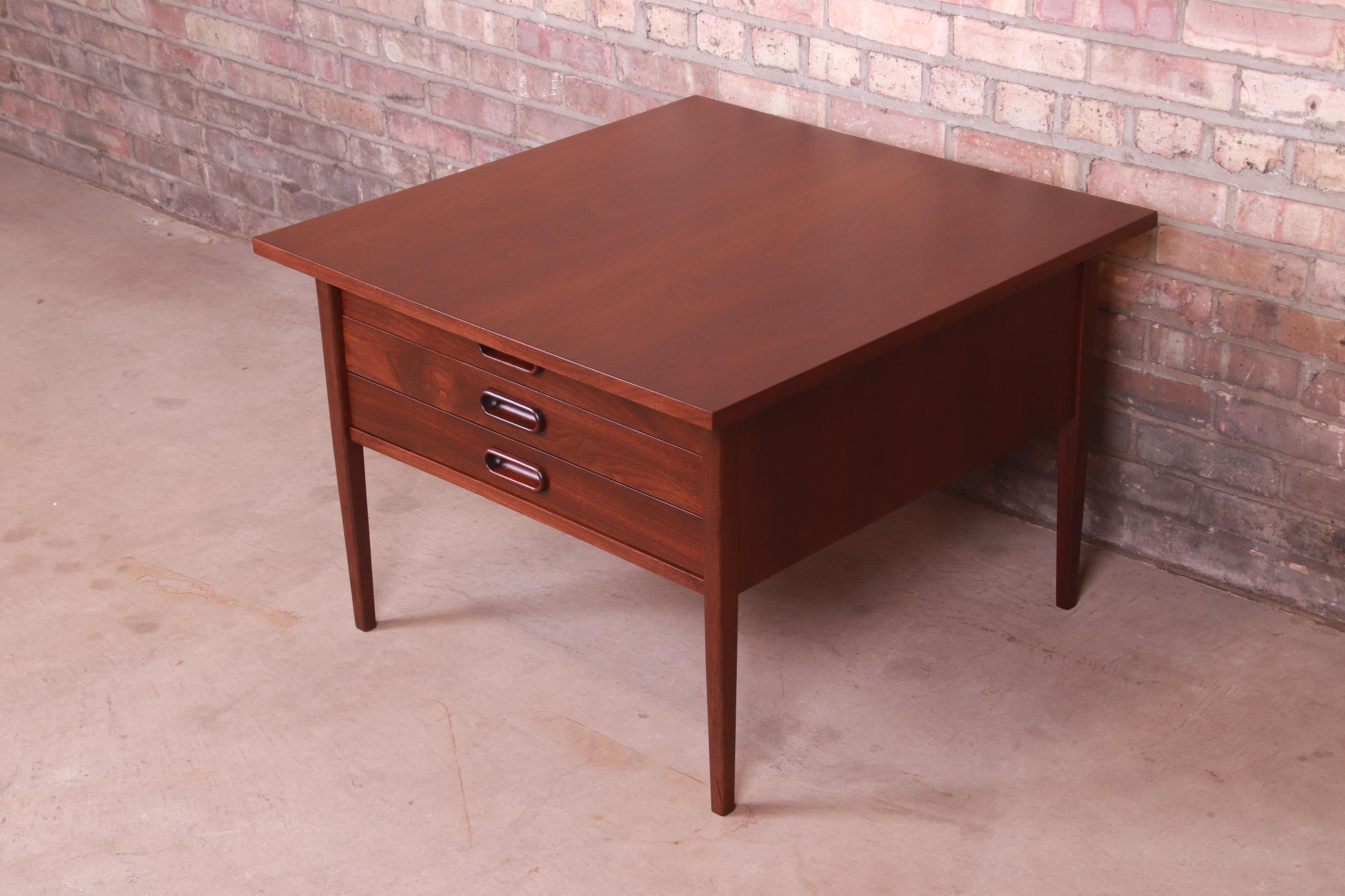 Jack Cartwright for Founders Mid-Century Modern Walnut Three-Drawer Coffee Table In Good Condition In South Bend, IN