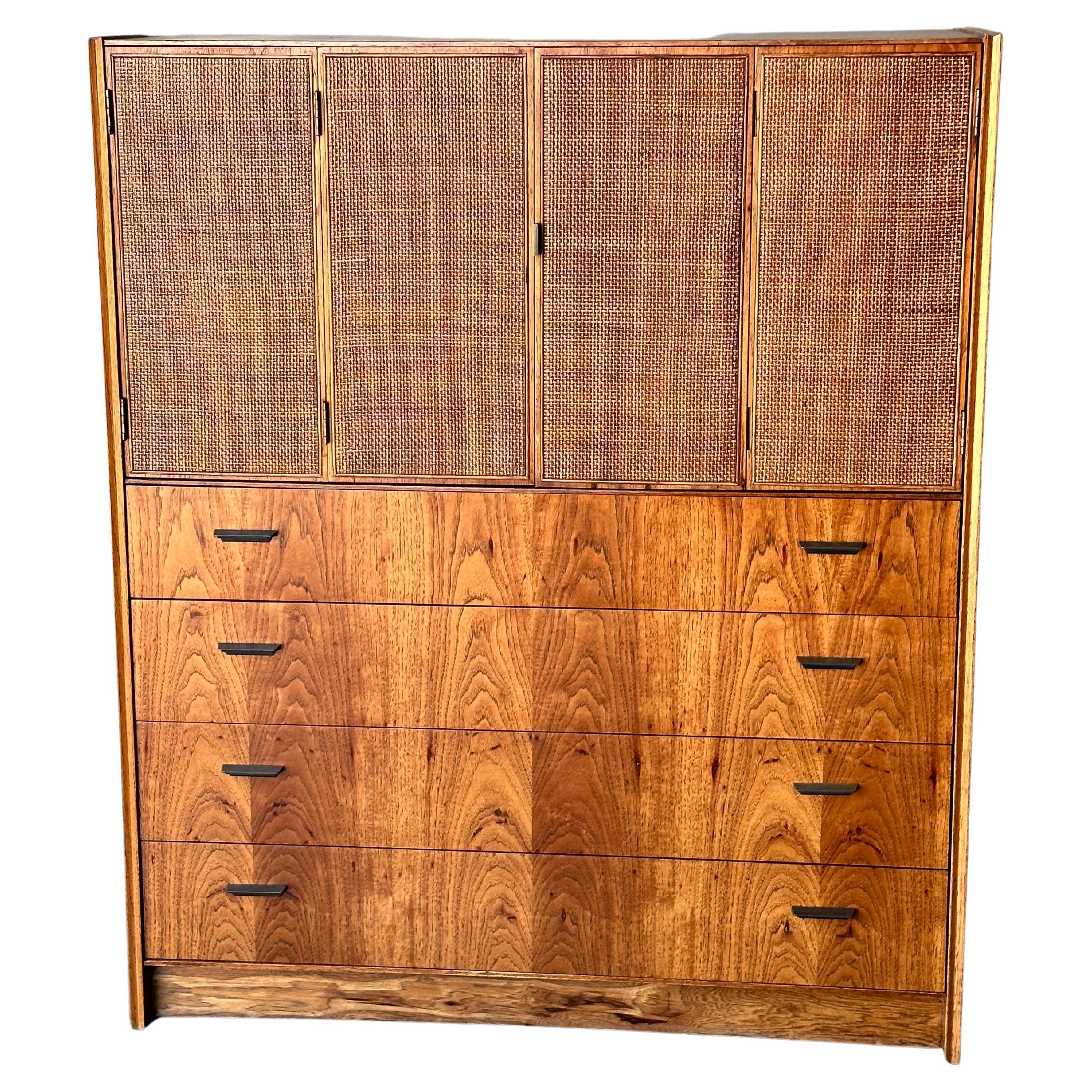 Très rare et étonnante commode high boy vintage de Jack Cartwright pour Founders Furniture. Ce meuble est construit en bois de pécan, avec des portes en bois de rose et des poignées de tiroirs sculptées. Souvent considéré comme le héros méconnu du