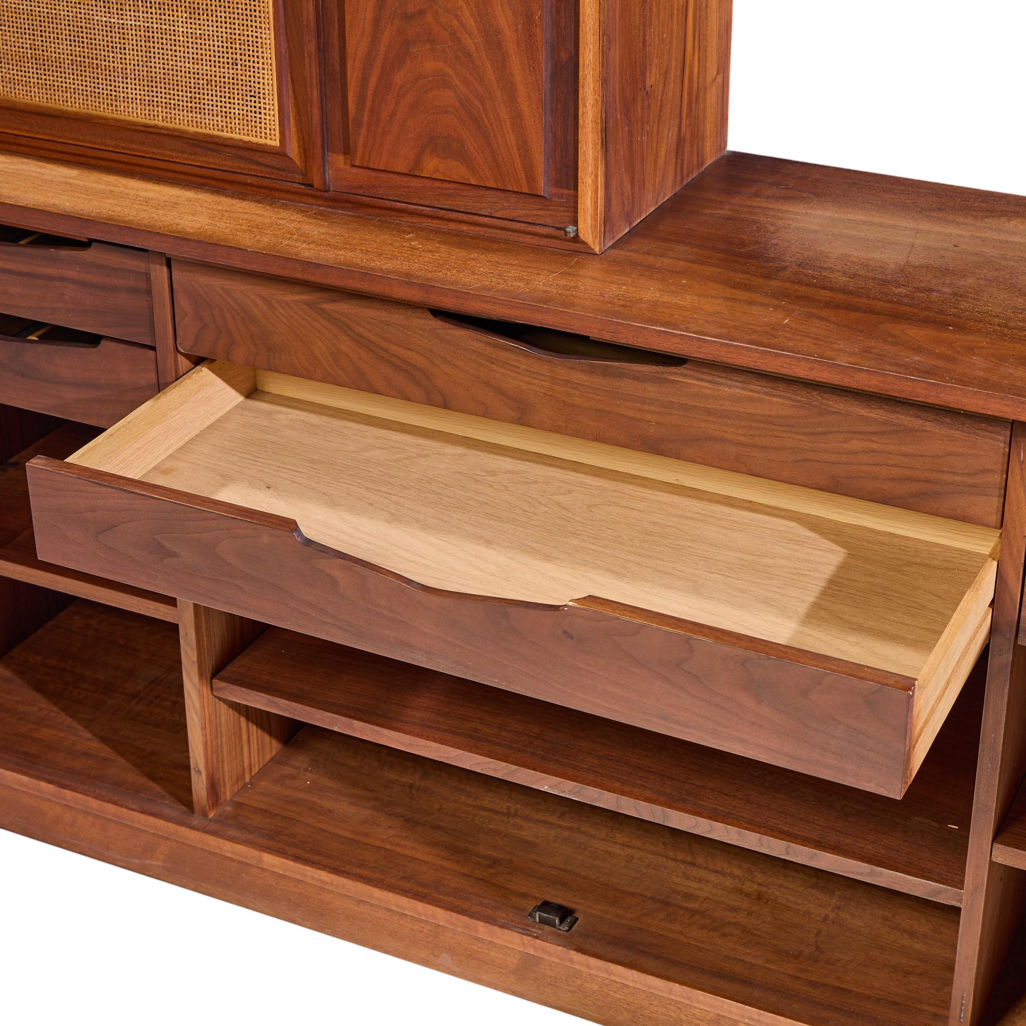 Jack Cartwright for Founders Mid Century Walnut and Cane Credenza and Hutch in vendita 4