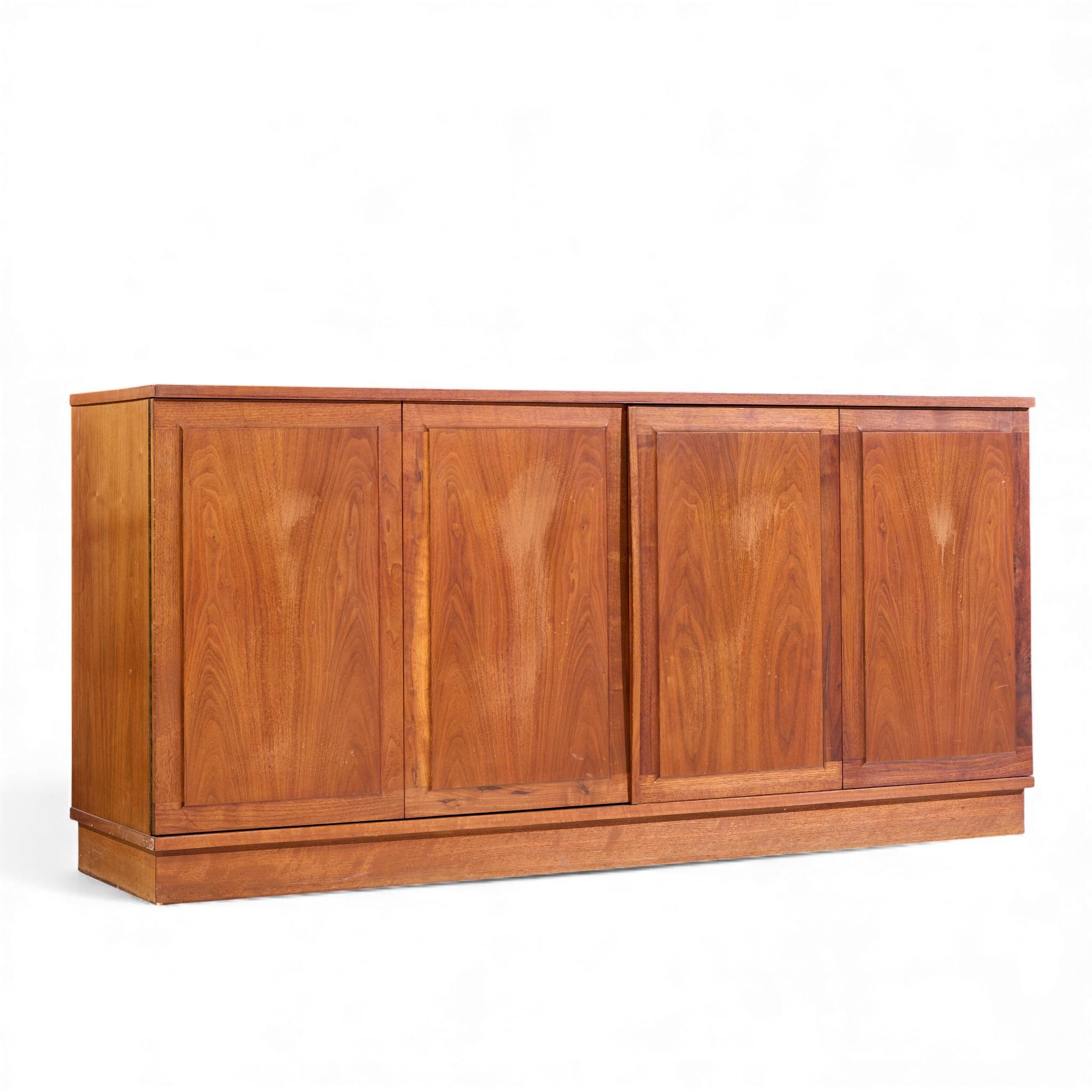 Jack Cartwright for Founders Mid Century Walnut and Cane Credenza and Hutch in vendita 5