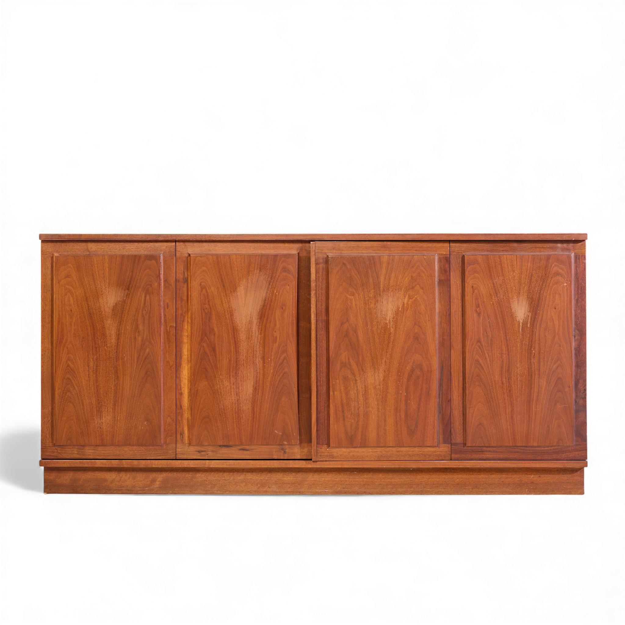 Jack Cartwright for Founders Mid Century Walnut and Cane Credenza and Hutch in vendita 6