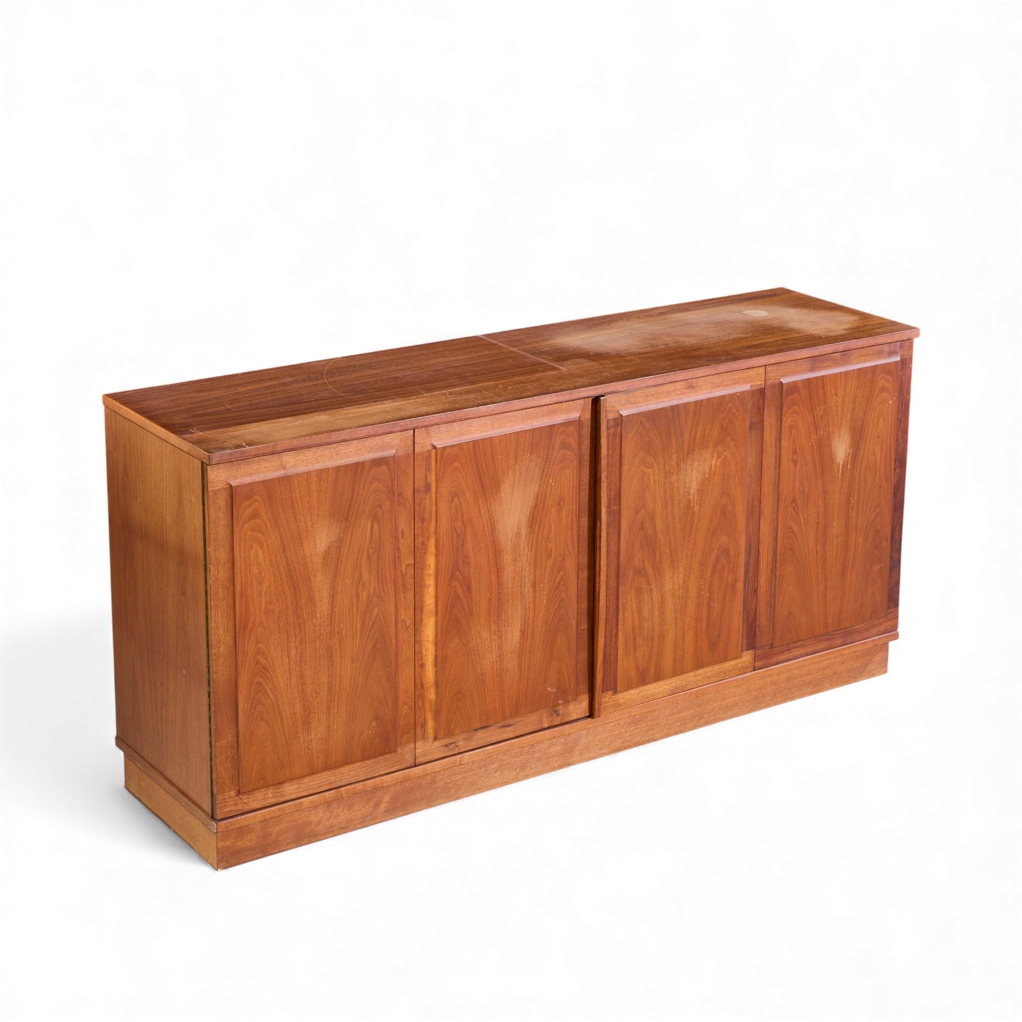 Jack Cartwright for Founders Mid Century Walnut and Cane Credenza and Hutch in vendita 8