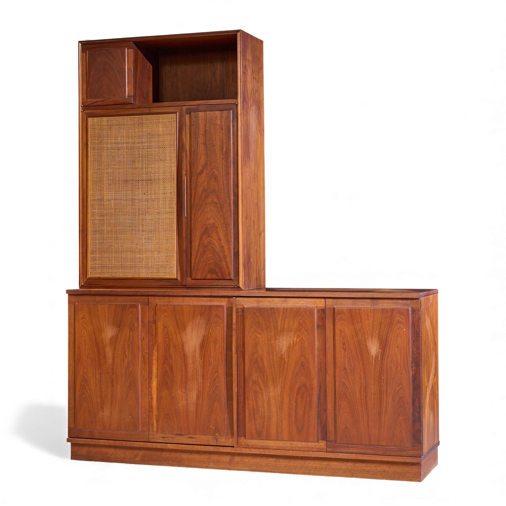 Mid-Century moderno Jack Cartwright for Founders Mid Century Walnut and Cane Credenza and Hutch in vendita