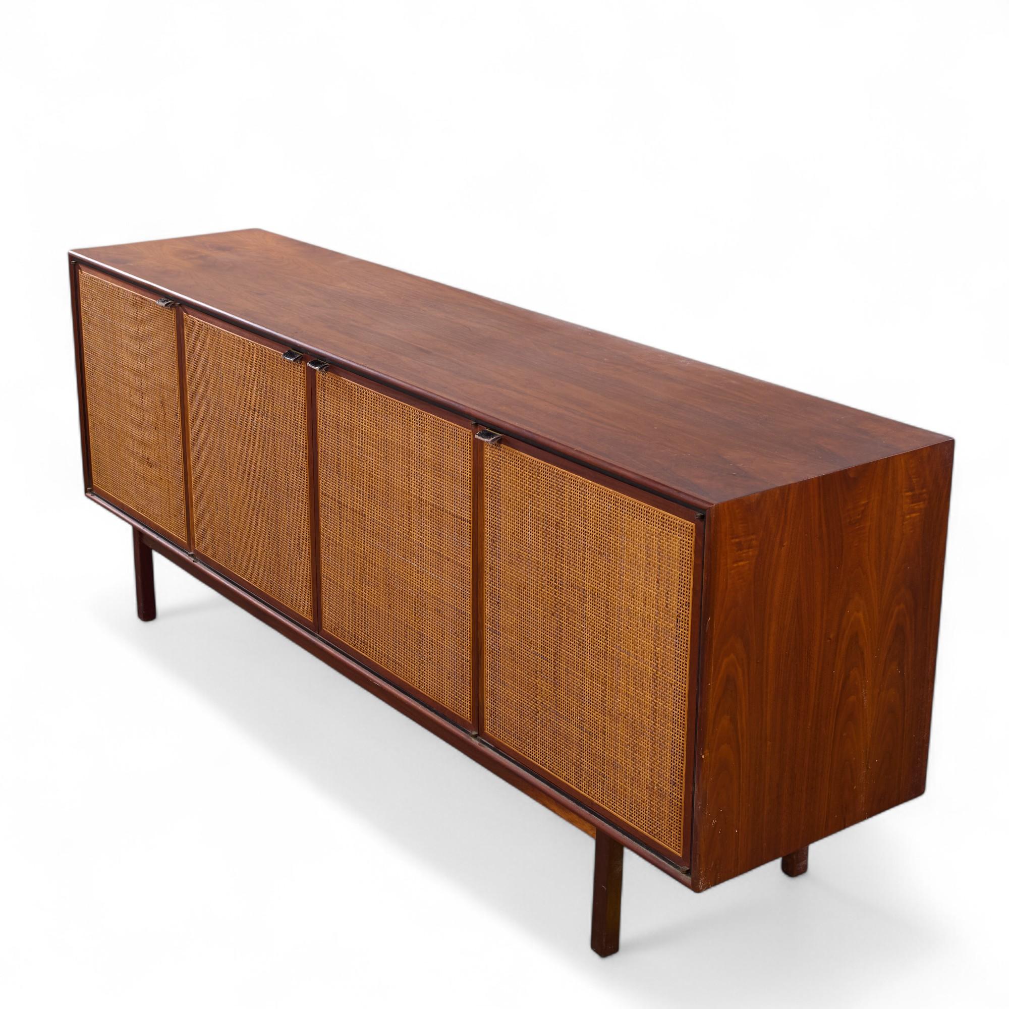 Jack Cartwright per Founders Credenza di metà secolo in legno di noce e canne in vendita 3
