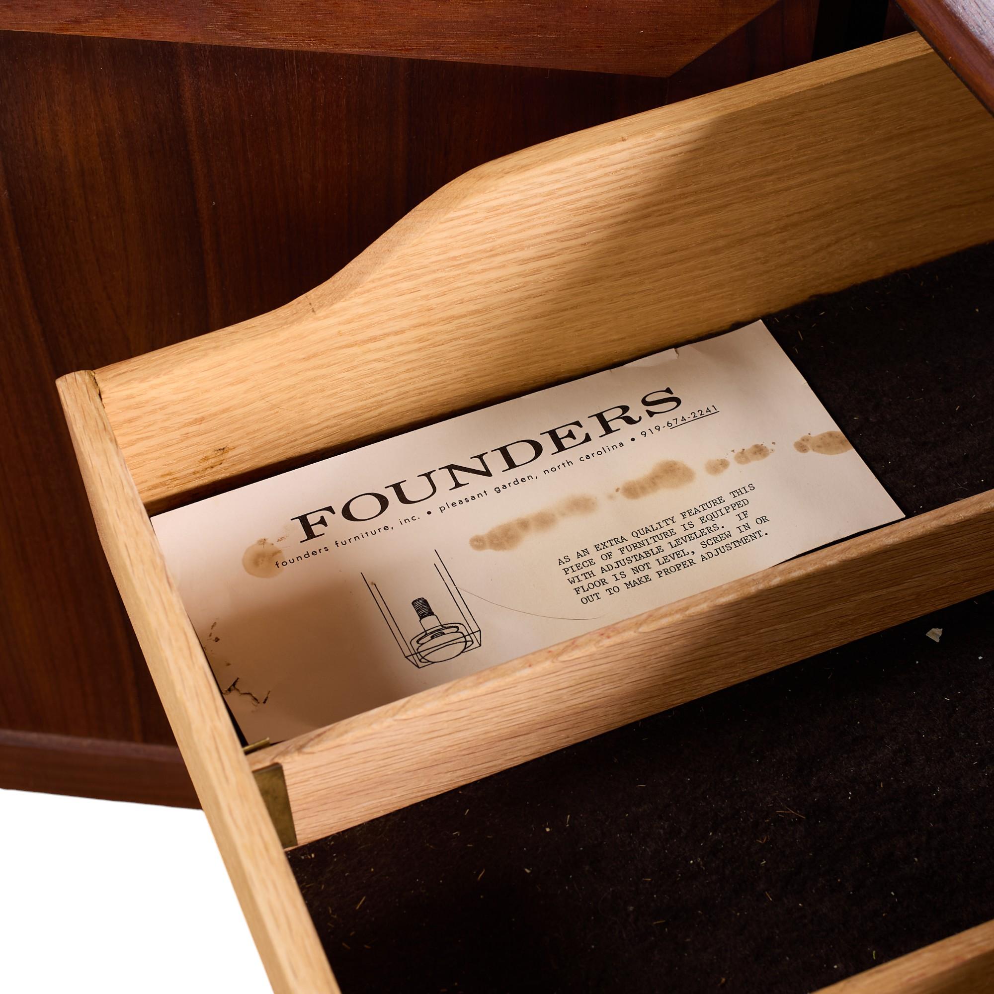 Jack Cartwright per Founders Credenza di metà secolo in legno di noce e canne in vendita 4