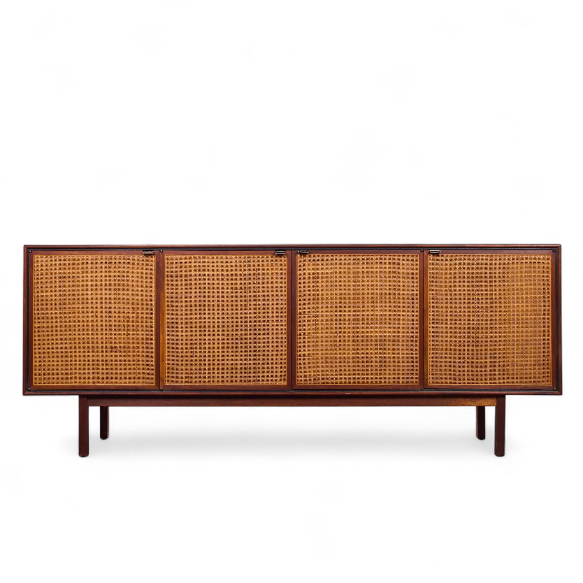 Jack Cartwright per Founders Credenza di metà secolo in legno di noce e canne

Questa credenza misura: 77,5 pollici di larghezza x 18 di profondità x 30,75 di altezza

Tutti i mobili possono essere acquistati in quello che noi chiamiamo stato