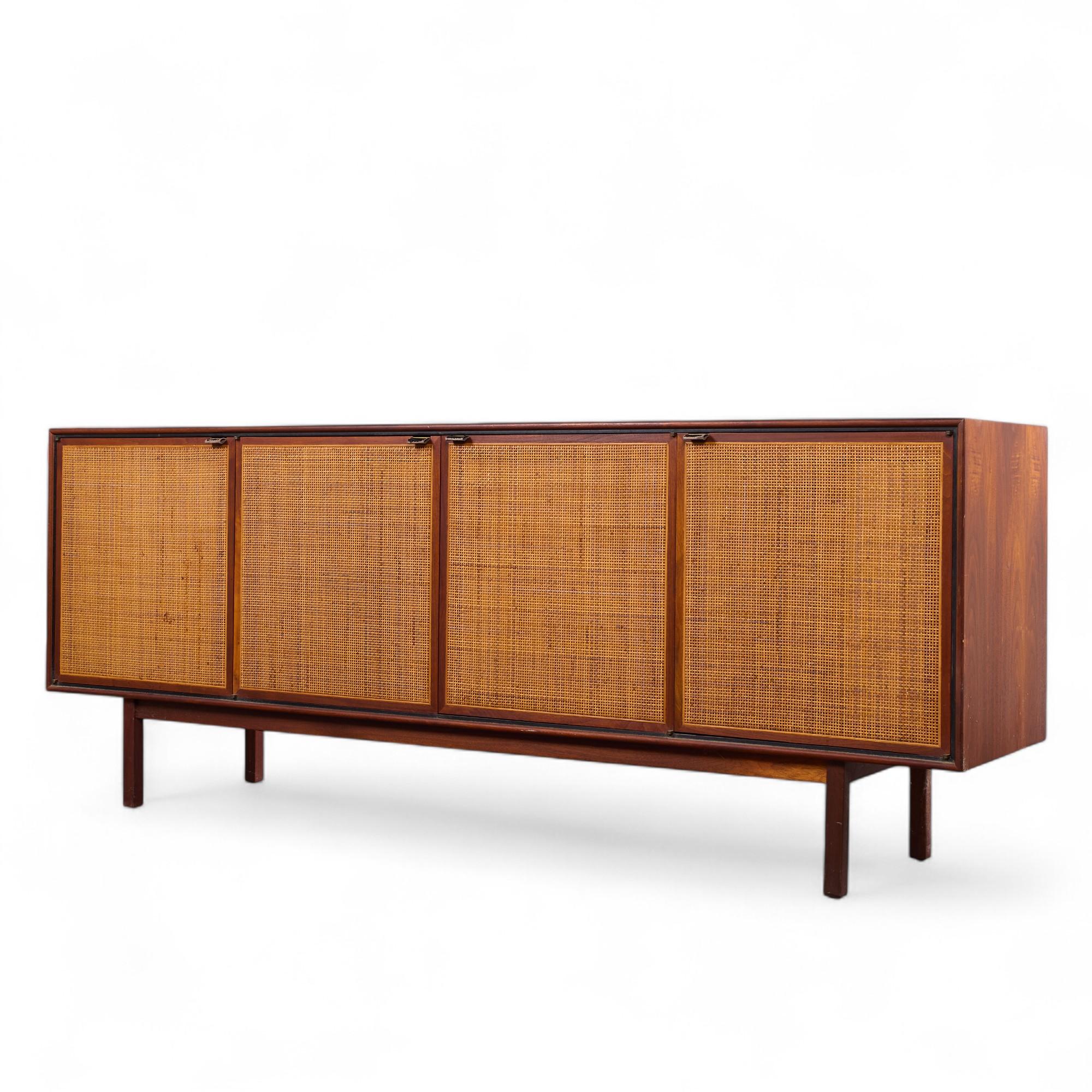 Mid-Century moderno Jack Cartwright per Founders Credenza di metà secolo in legno di noce e canne in vendita