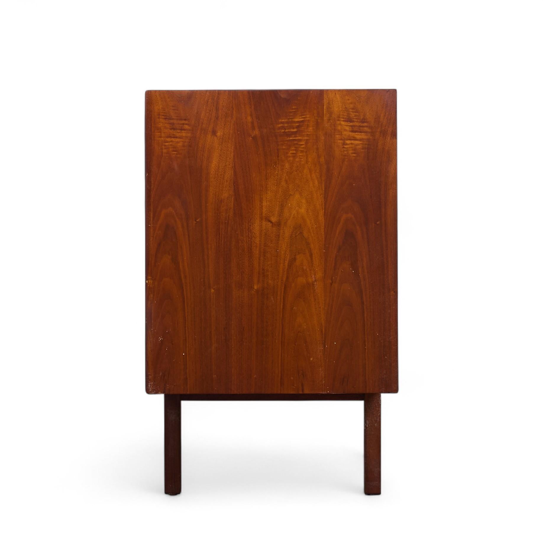 Americano Jack Cartwright per Founders Credenza di metà secolo in legno di noce e canne in vendita