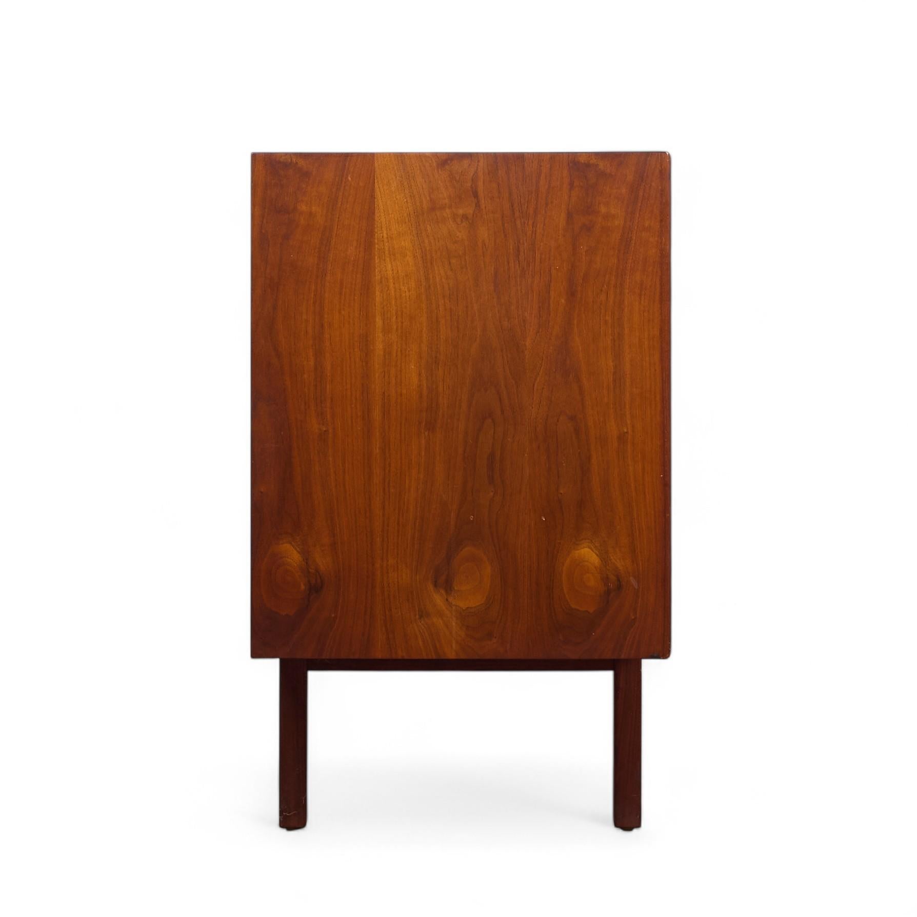 Jack Cartwright per Founders Credenza di metà secolo in legno di noce e canne In condizioni buone in vendita a Countryside, IL