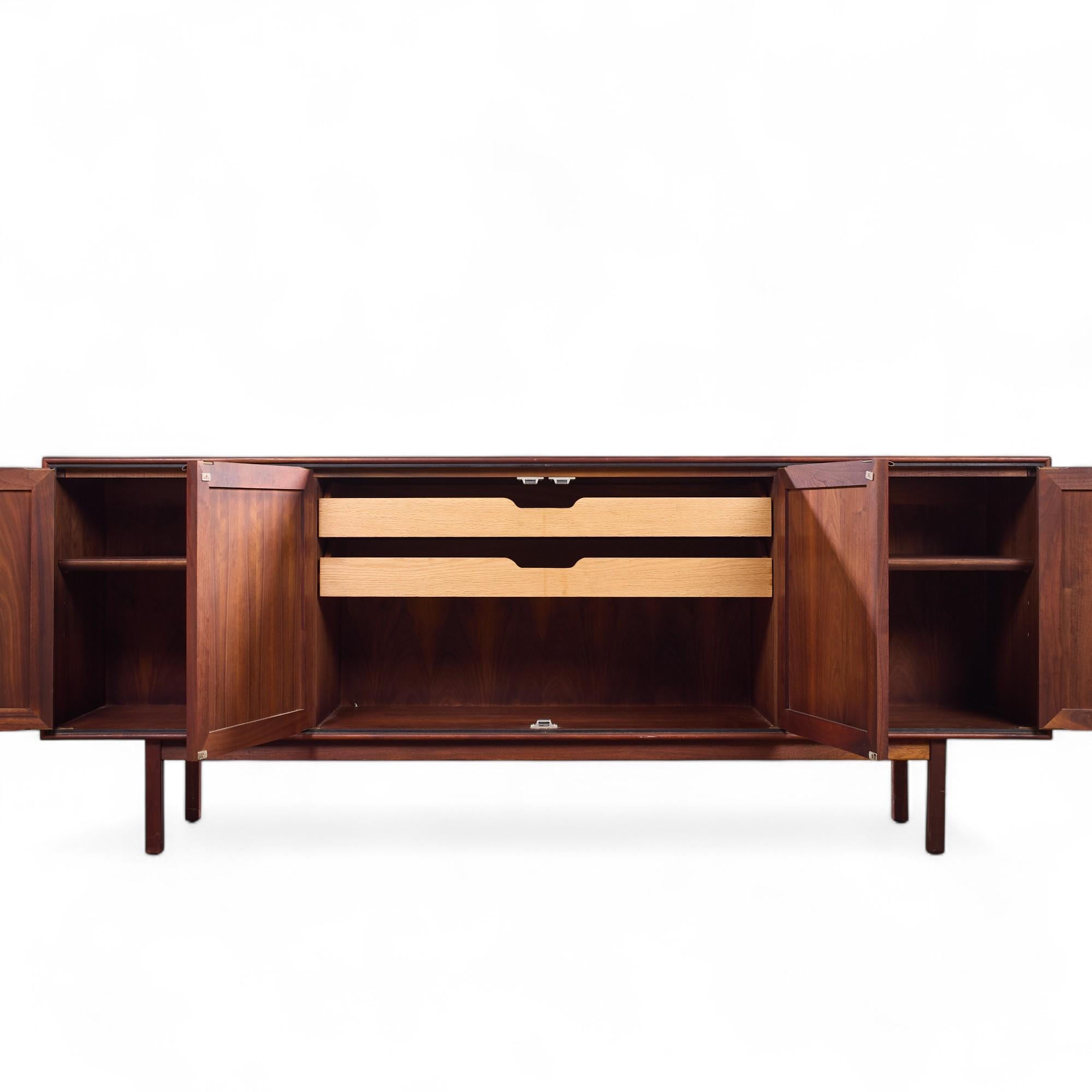 XX secolo Jack Cartwright per Founders Credenza di metà secolo in legno di noce e canne in vendita