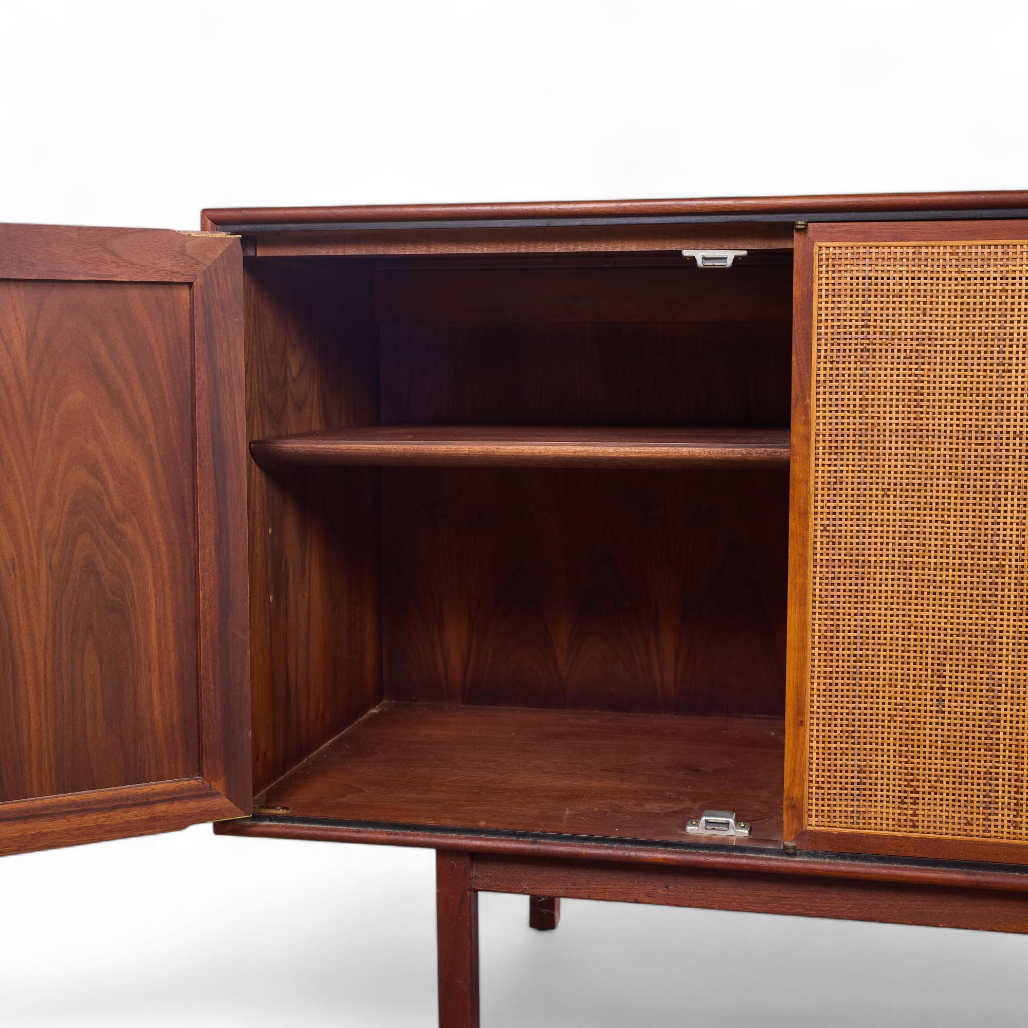 Canna Jack Cartwright per Founders Credenza di metà secolo in legno di noce e canne in vendita