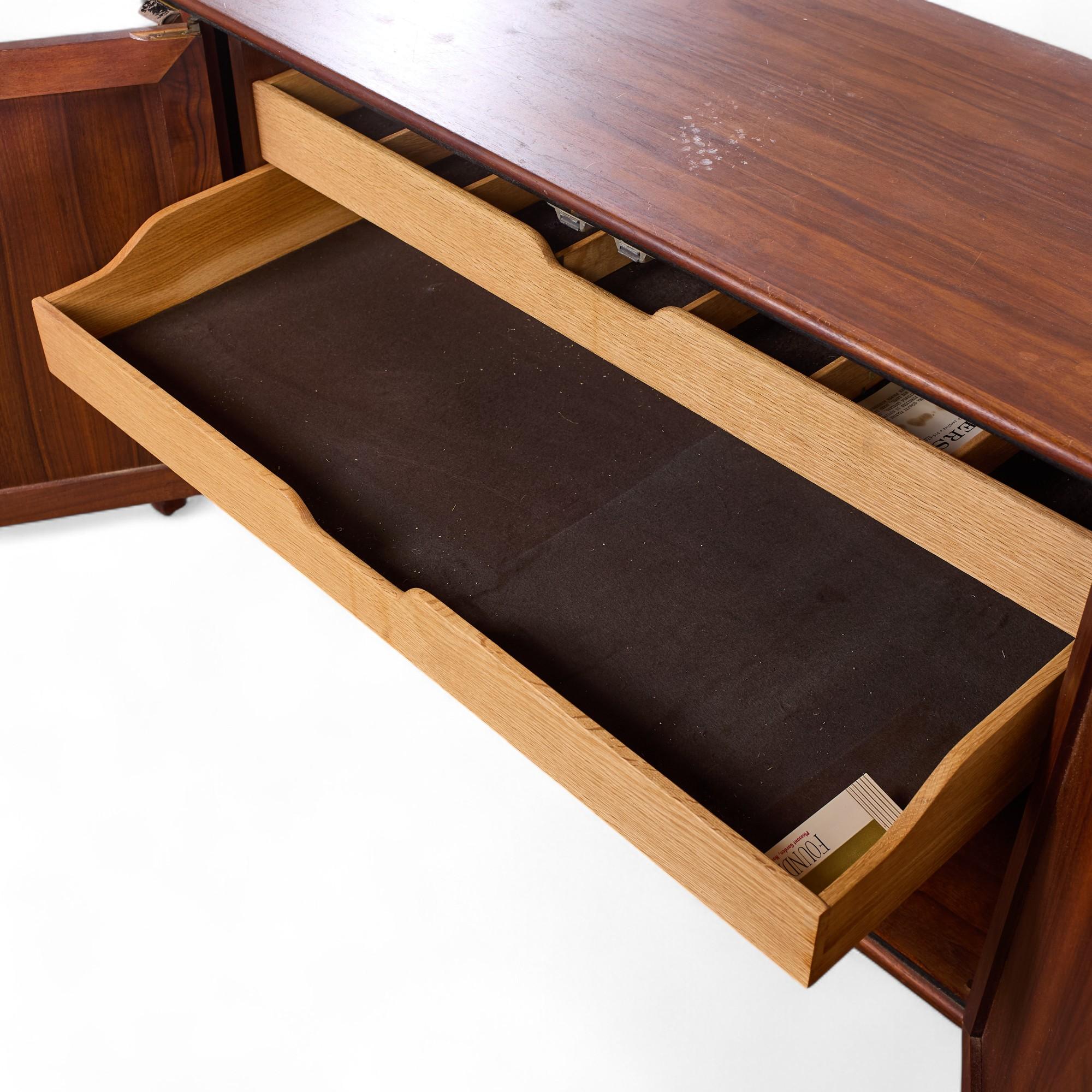 Jack Cartwright per Founders Credenza di metà secolo in legno di noce e canne in vendita 1