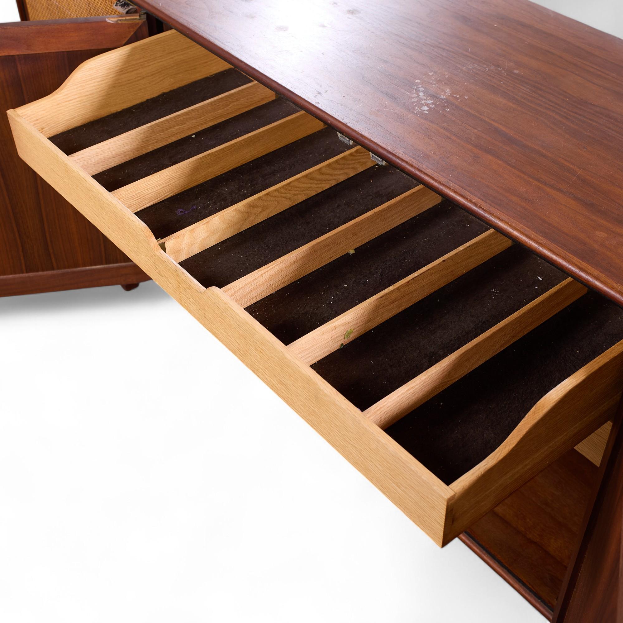 Jack Cartwright per Founders Credenza di metà secolo in legno di noce e canne in vendita 2