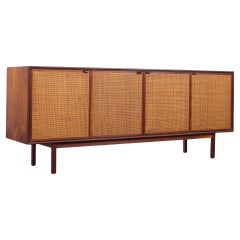 Jack Cartwright per Founders Credenza di metà secolo in legno di noce e canne