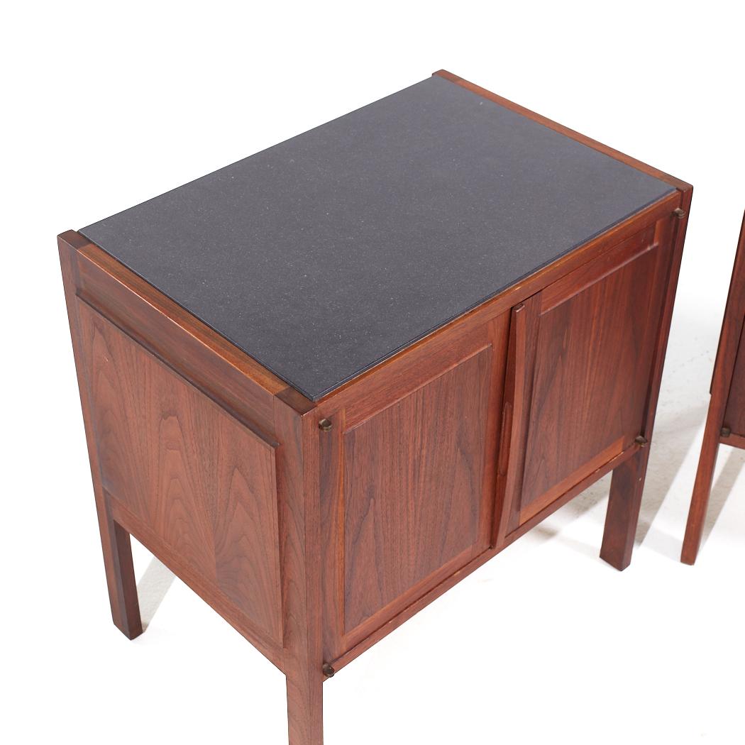 Jack Cartwright for Founders Mid Century Walnut and Slate Top Nightstands - Pair For Sale 4