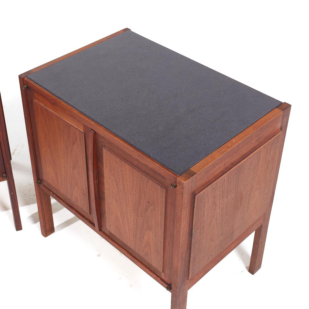 Jack Cartwright for Founders Mid Century Walnut and Slate Top Nightstands - Pair For Sale 5