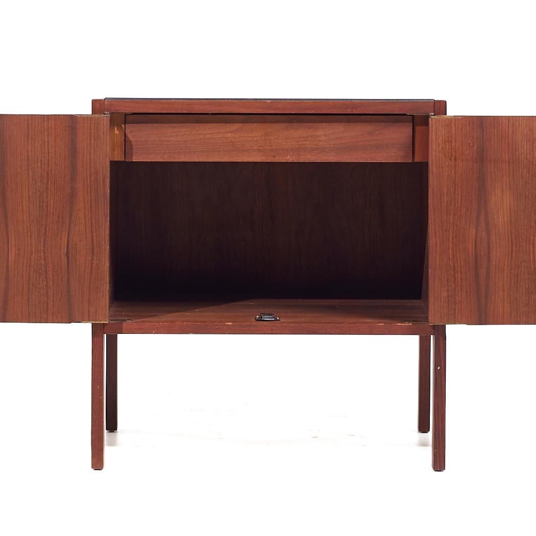 Jack Cartwright for Founders Mid Century Walnut and Slate Top Nightstands - Pair For Sale 6