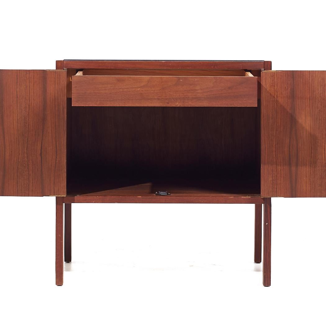 Jack Cartwright for Founders Mid Century Walnut and Slate Top Nightstands - Pair For Sale 7