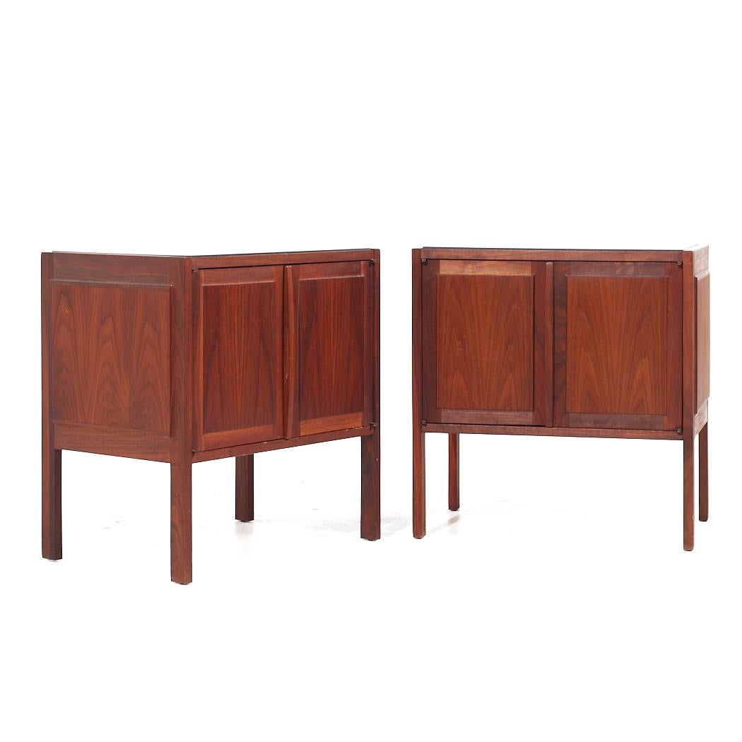Jack Cartwright for Founders Mid Century Walnut and Slate Top Nightstands - Pair

Each nightstand measures: 22.5 wide x 15 deep x 23.25 inches high

All pieces of furniture can be had in what we call restored vintage condition. That means the piece