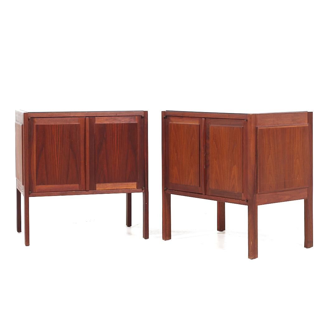 Mid-Century Modern Jack Cartwright for Founders Mid Century Walnut and Slate Top Nightstands - Pair For Sale