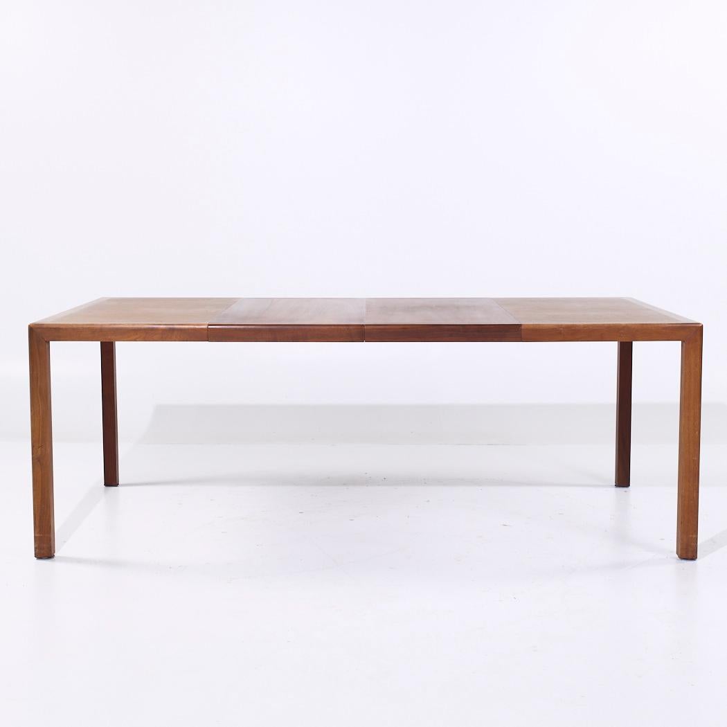Jack Cartwright for Founders Mid Century Table de salle à manger extensible en noyer avec 2 abattants

Cette table mesure : 43,75 de largeur x 43,75 de profondeur x 29,25 pouces de hauteur, avec un dégagement pour les chaises de 27 pouces, chaque