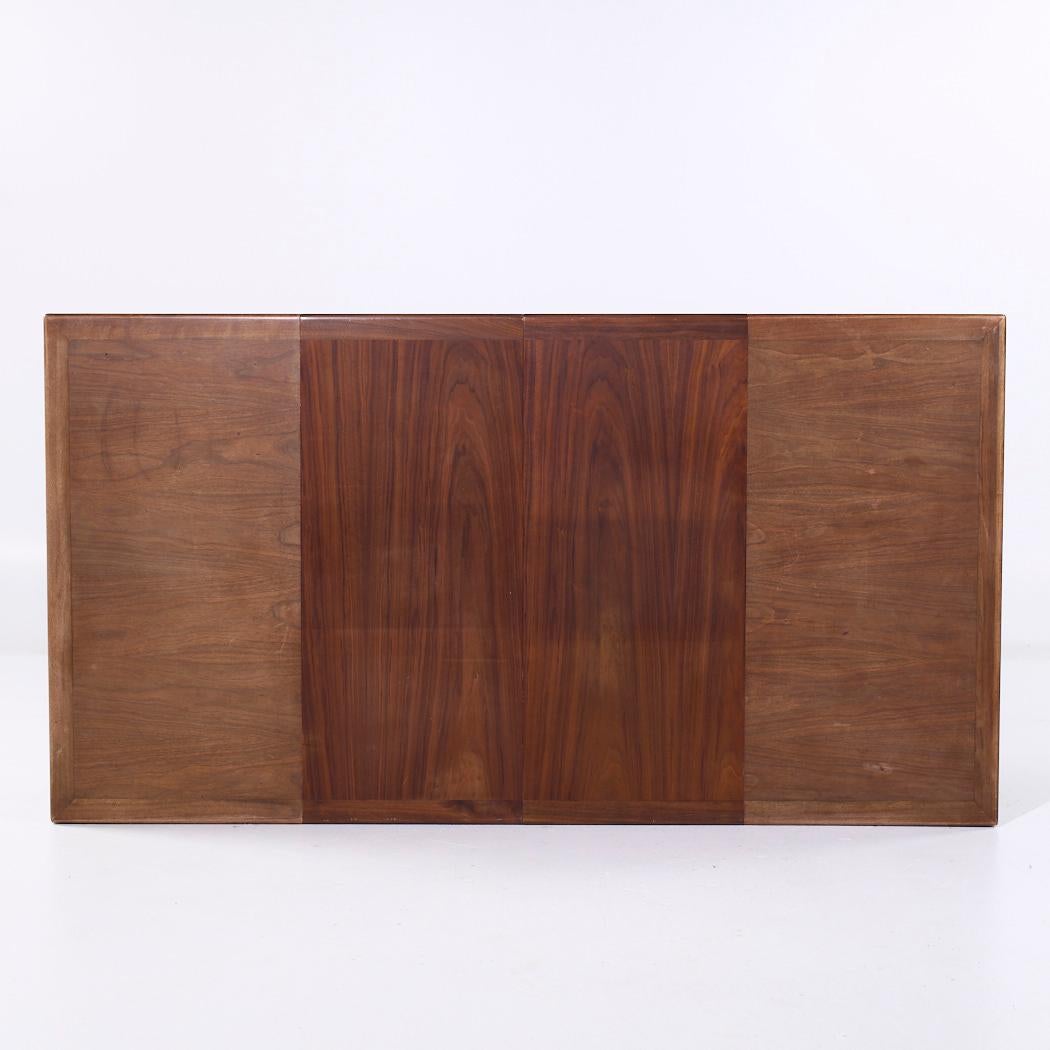 Américain Jack Cartwright for Founders Mid Century Table de salle à manger extensible en noyer à 2 abattants en vente