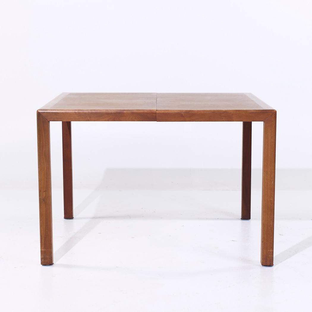 Fin du 20e siècle Jack Cartwright for Founders Mid Century Table de salle à manger extensible en noyer à 2 abattants en vente