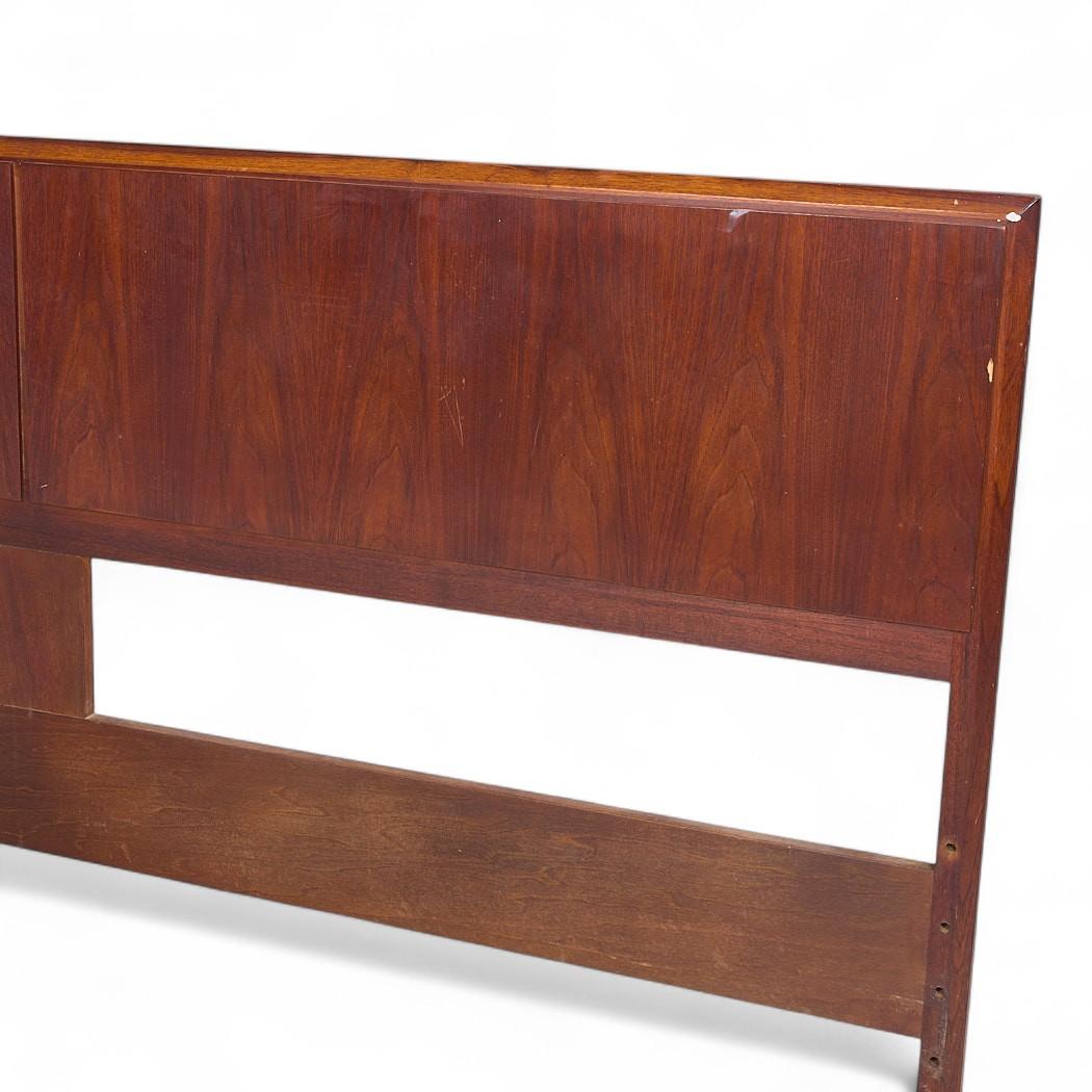 Jack Cartwright for Founders Mid Century Walnut King Headboard In Good Condition For Sale In Countryside, IL