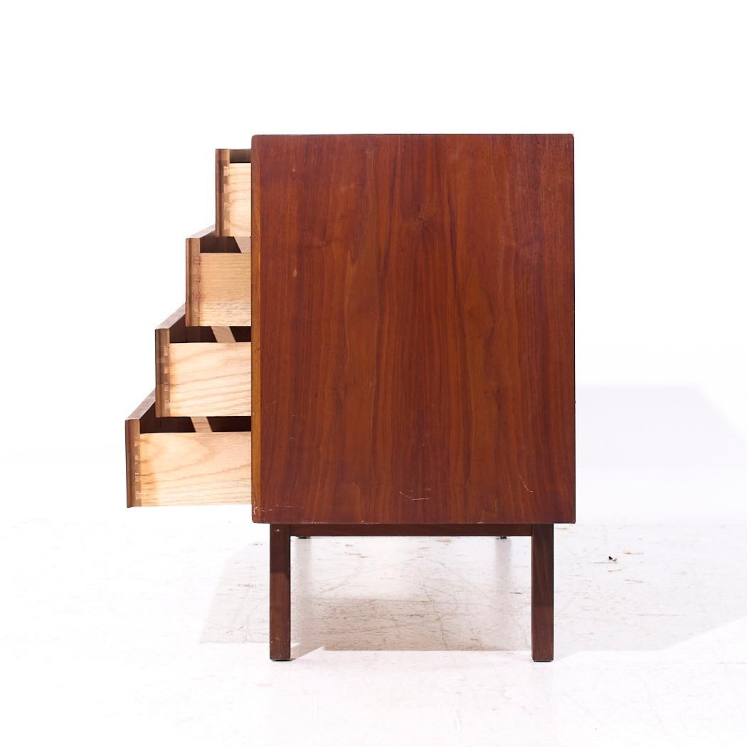 Jack Cartwright for Founders Mid Century Walnut Lowboy Dresser In Good Condition For Sale In Countryside, IL