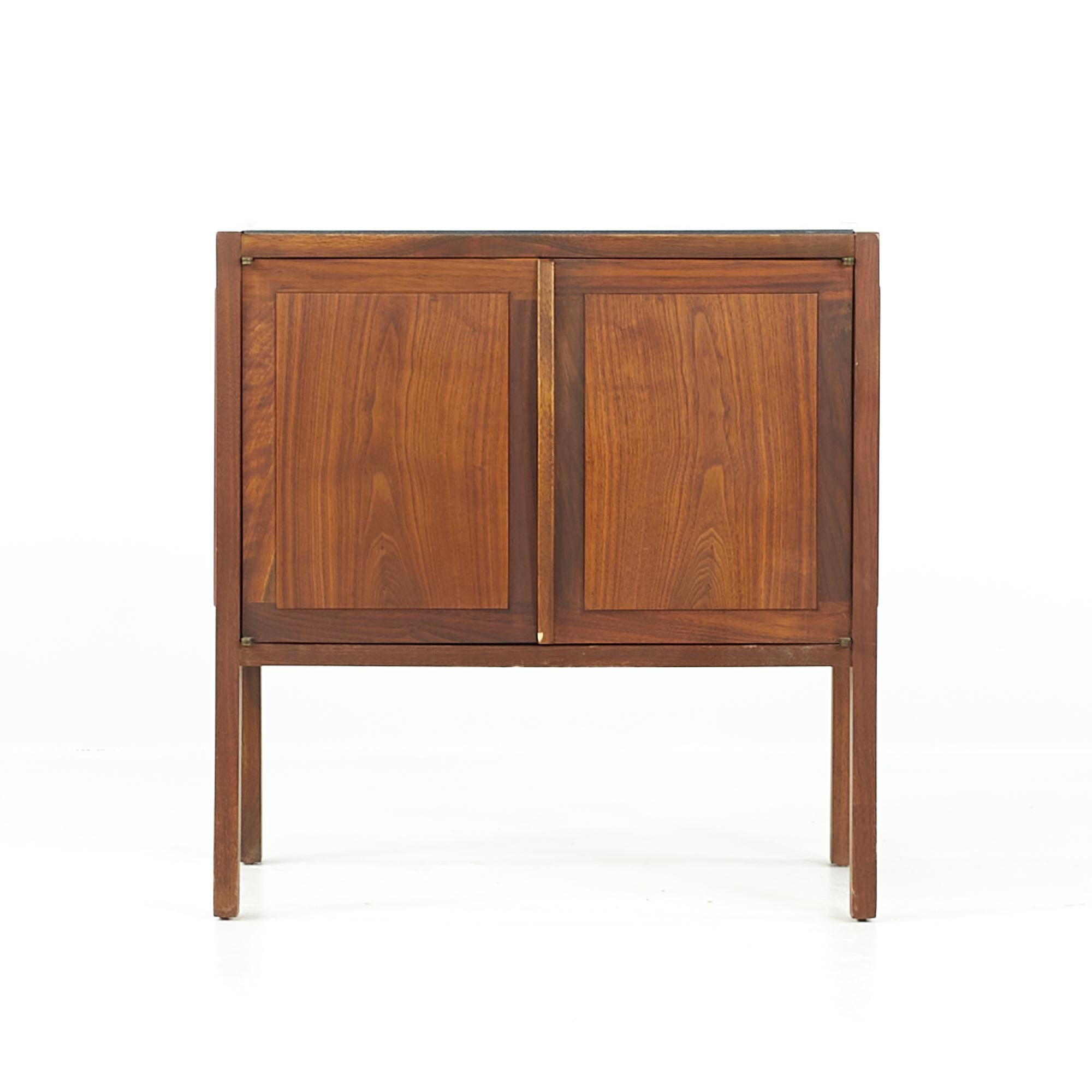 Jack Cartwright for Founders Midcentury Walnut Nightstands, Pair In Good Condition In Countryside, IL