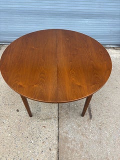 Jack Cartwright for Founders Round Walnut Dining Table with 2 leaves