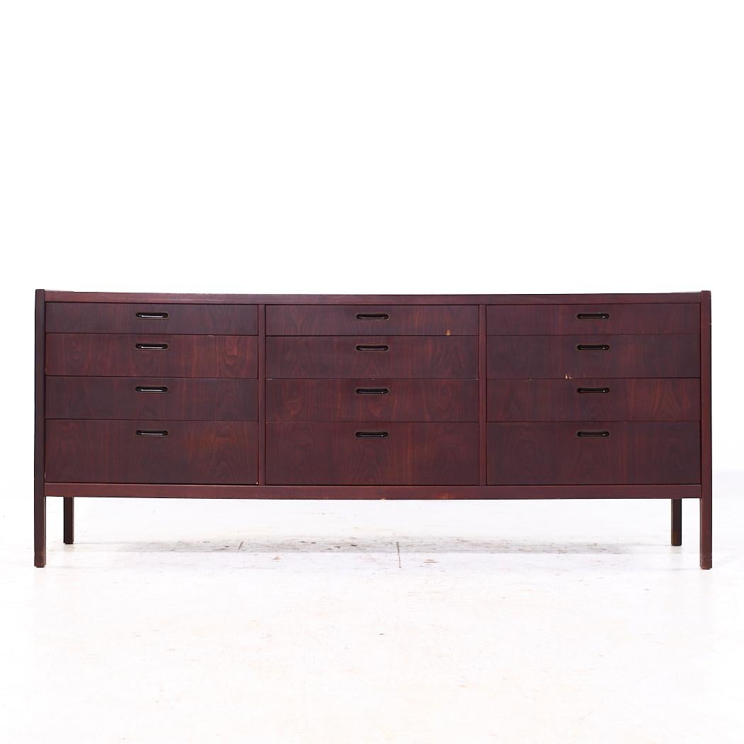 Jack Cartwright per Founders Stile Mid Century Dresser a 12 cassetti in noce

Le misure di questo carrello sono: 78 di larghezza x 18,5 di profondità x 32,25 di altezza

Tutti i mobili possono essere acquistati in quello che noi chiamiamo stato
