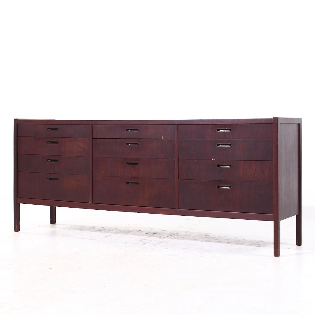 Mid-Century moderno Jack Cartwright per Founders Style Mid Century Dresser a 12 cassetti in noce in vendita