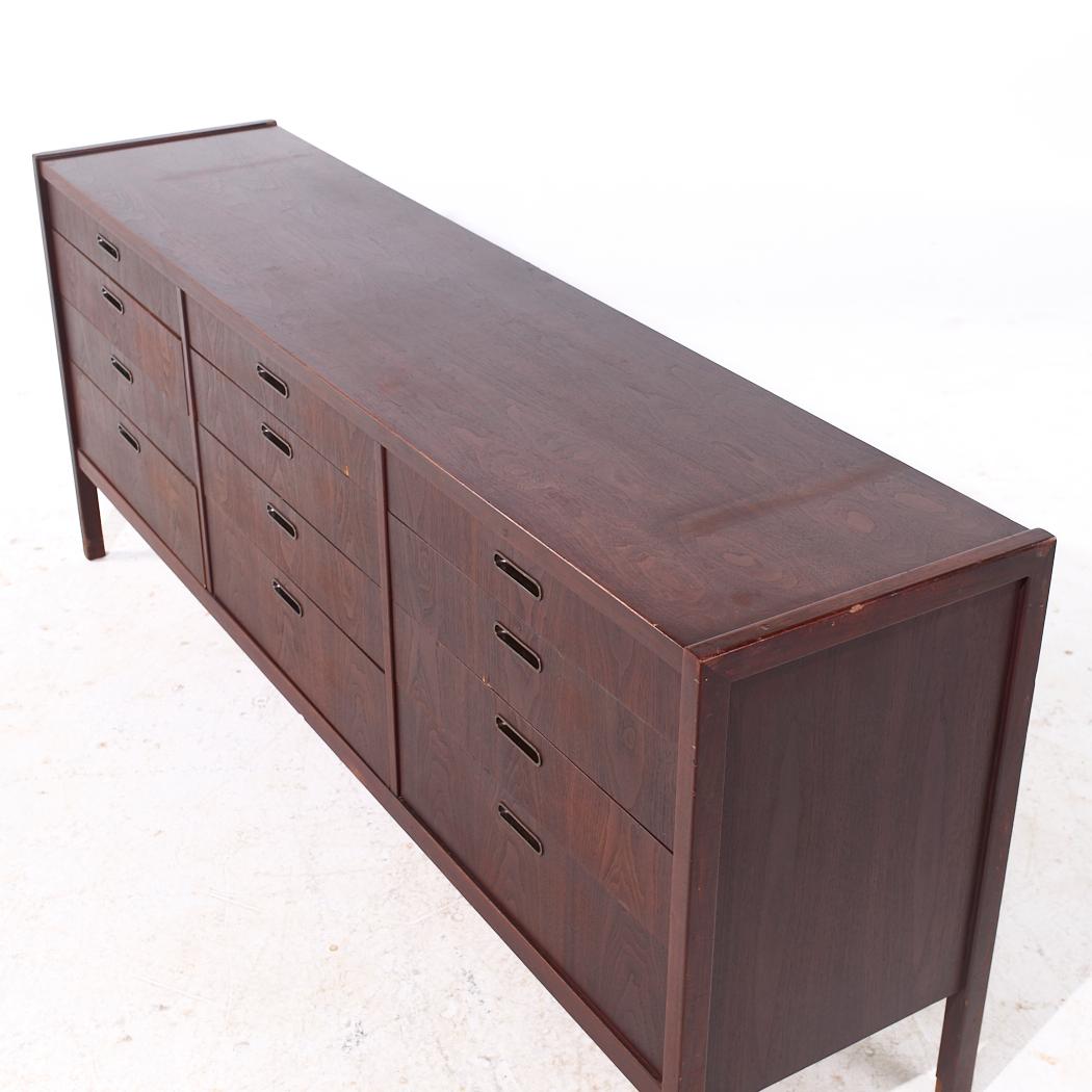 Fine XX secolo Jack Cartwright per Founders Style Mid Century Dresser a 12 cassetti in noce in vendita