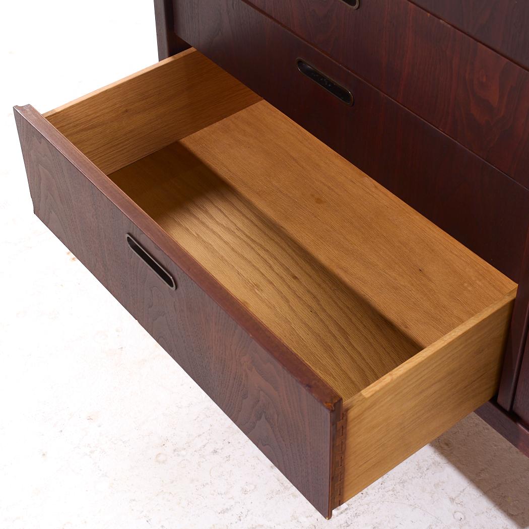 Noce Jack Cartwright per Founders Style Mid Century Dresser a 12 cassetti in noce in vendita