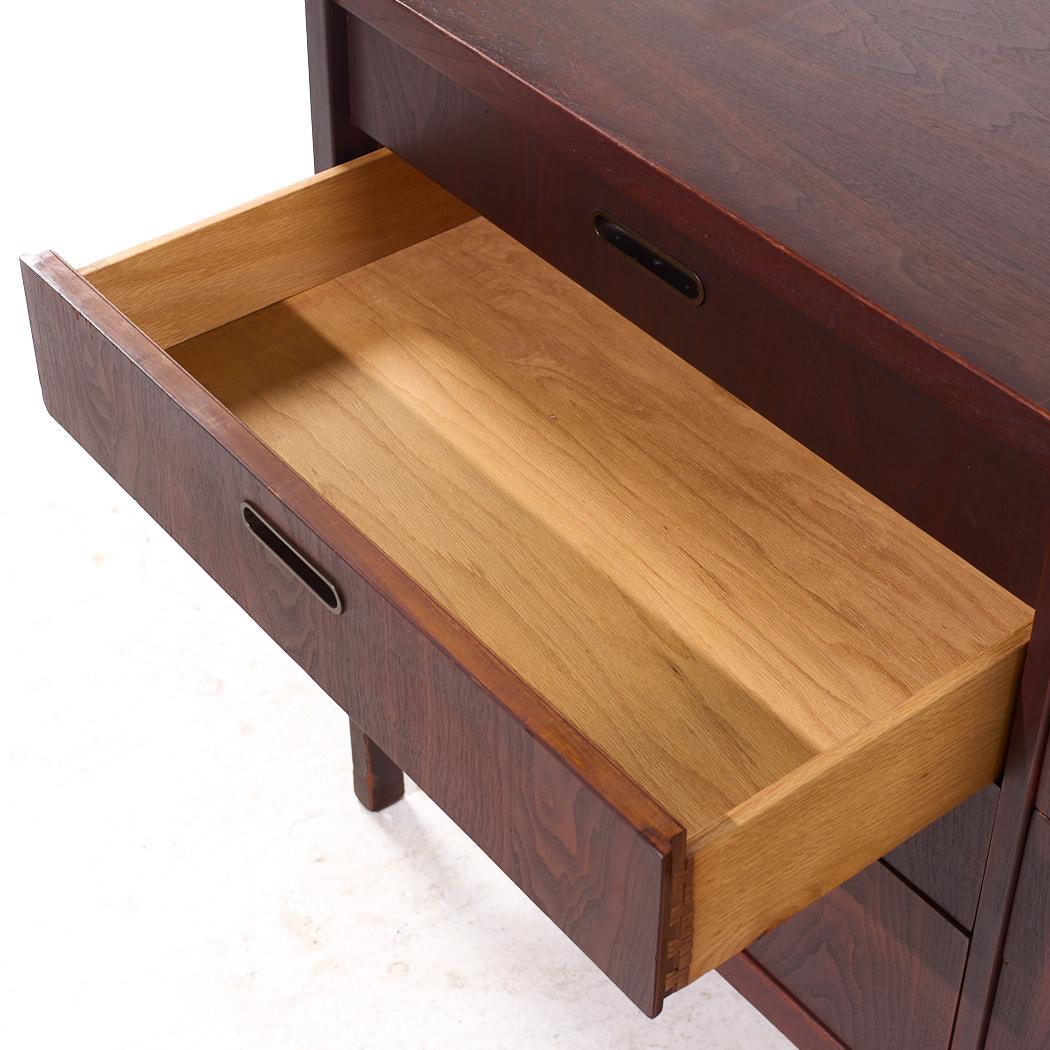 Jack Cartwright per Founders Style Mid Century Dresser a 12 cassetti in noce in vendita 1