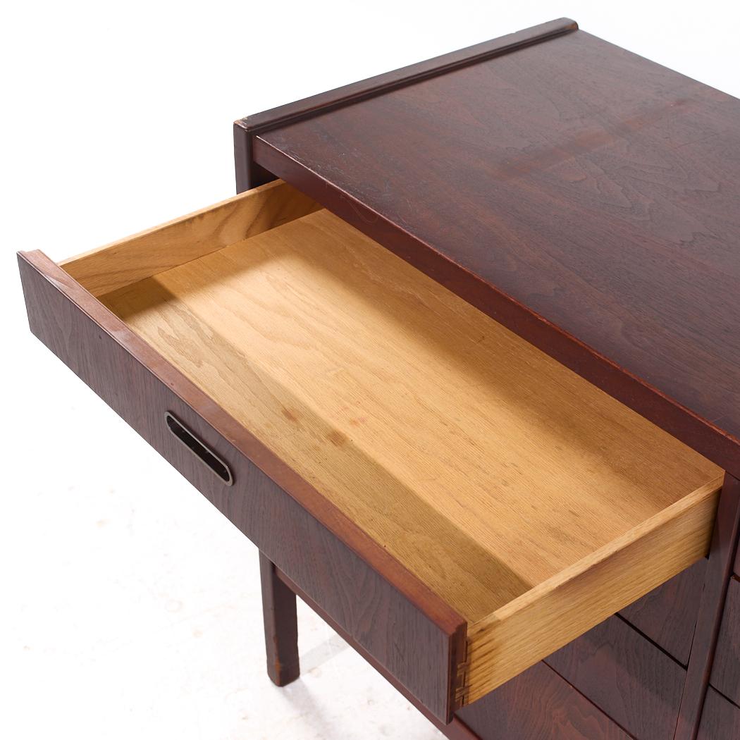 Jack Cartwright per Founders Style Mid Century Dresser a 12 cassetti in noce in vendita 2