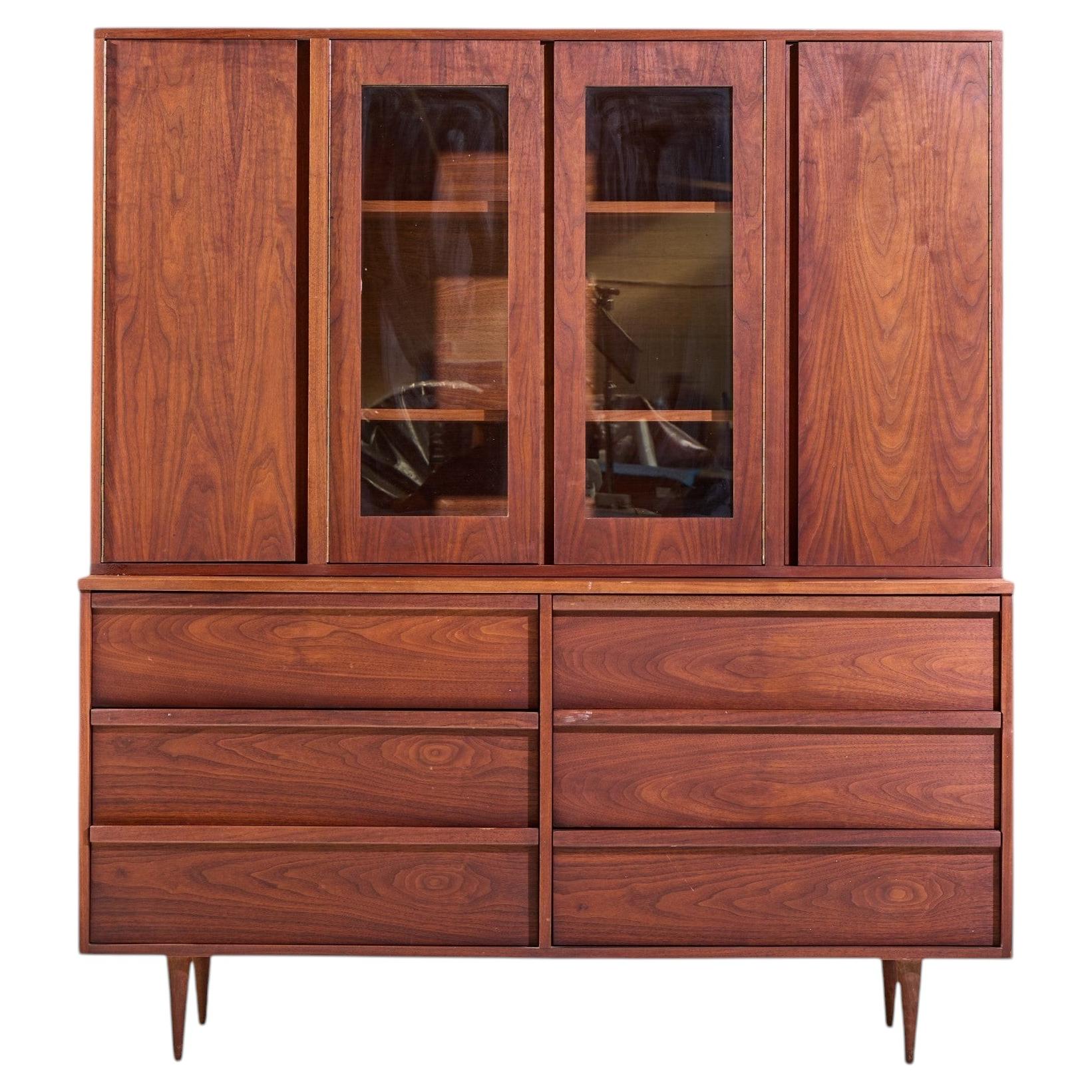 Jack Cartwright für Founders Style Mid Century Nussbaum-Credenza mit Hutch