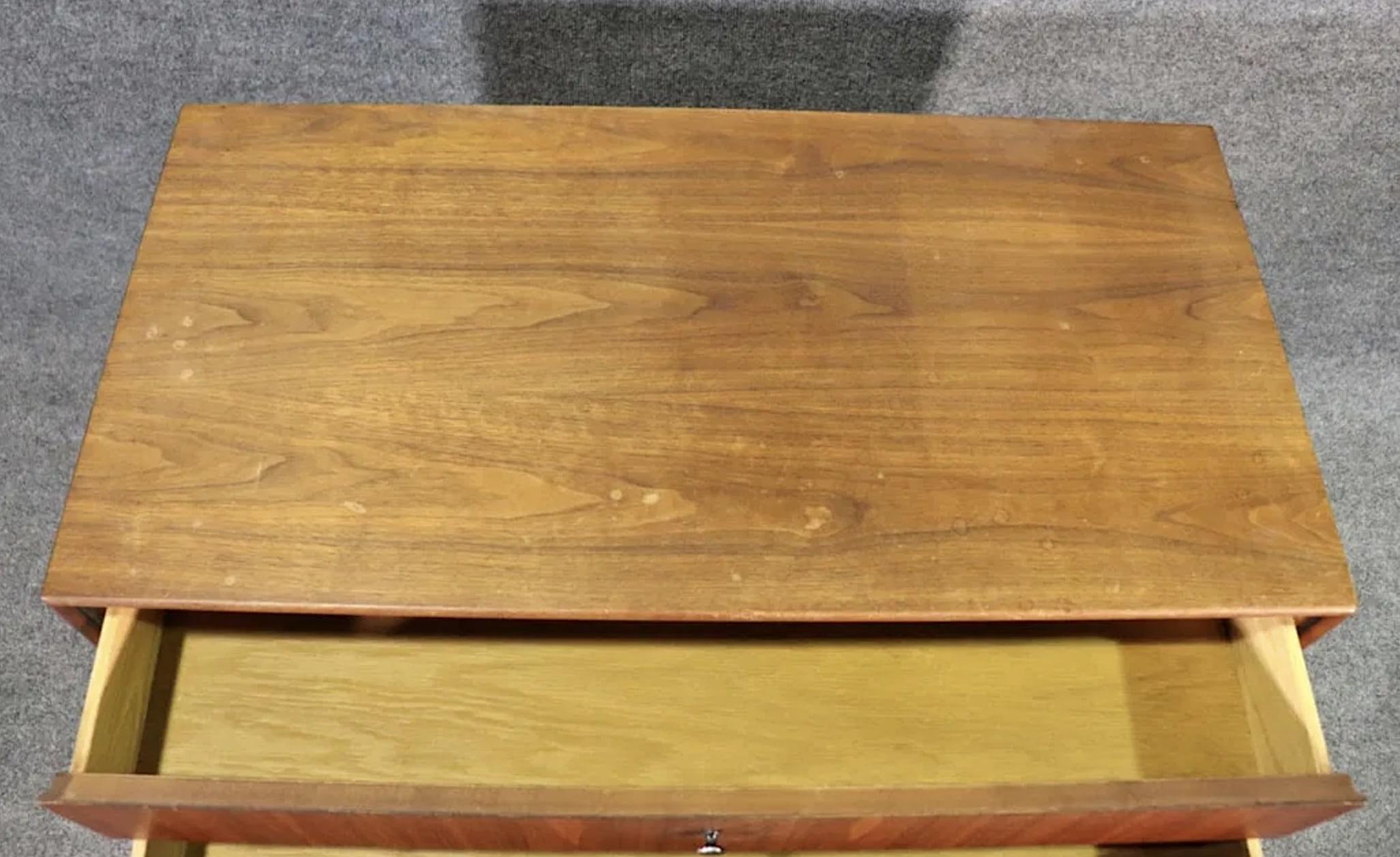 Mid-Century moderno Cassettiera in noce Jack Cartwright per Founders in vendita