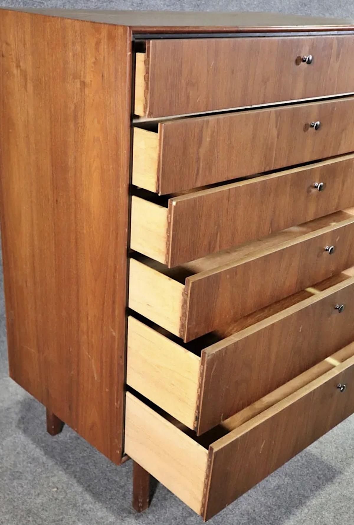 Mid-Century moderno Jack Cartwright per Founders - Comò in noce in vendita