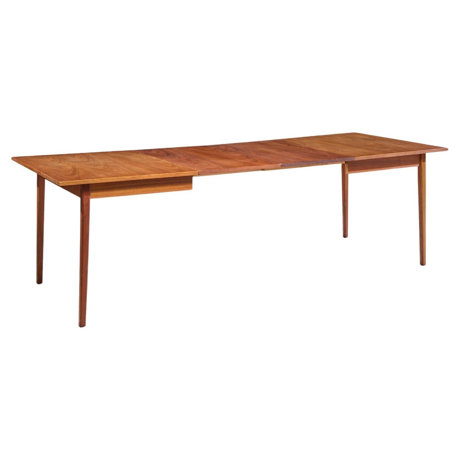 Jack Cartwright for Founders Walnut Expanding Walnut Dining Table with 2 Leaves im Angebot