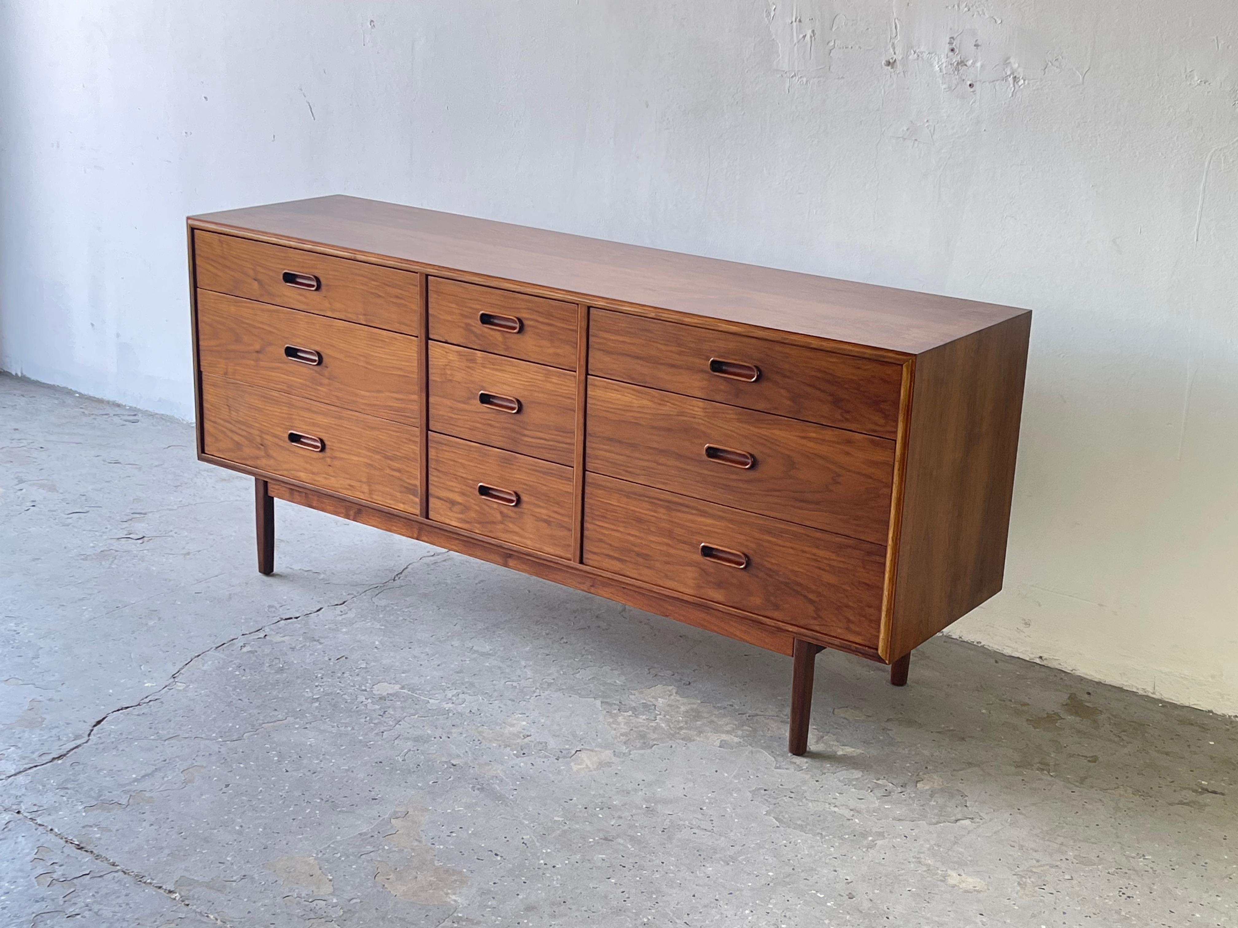 Jack Cartwright for Founders Walnut Mid-Century Modern Credenza Dresser In Good Condition In Las Vegas, NV