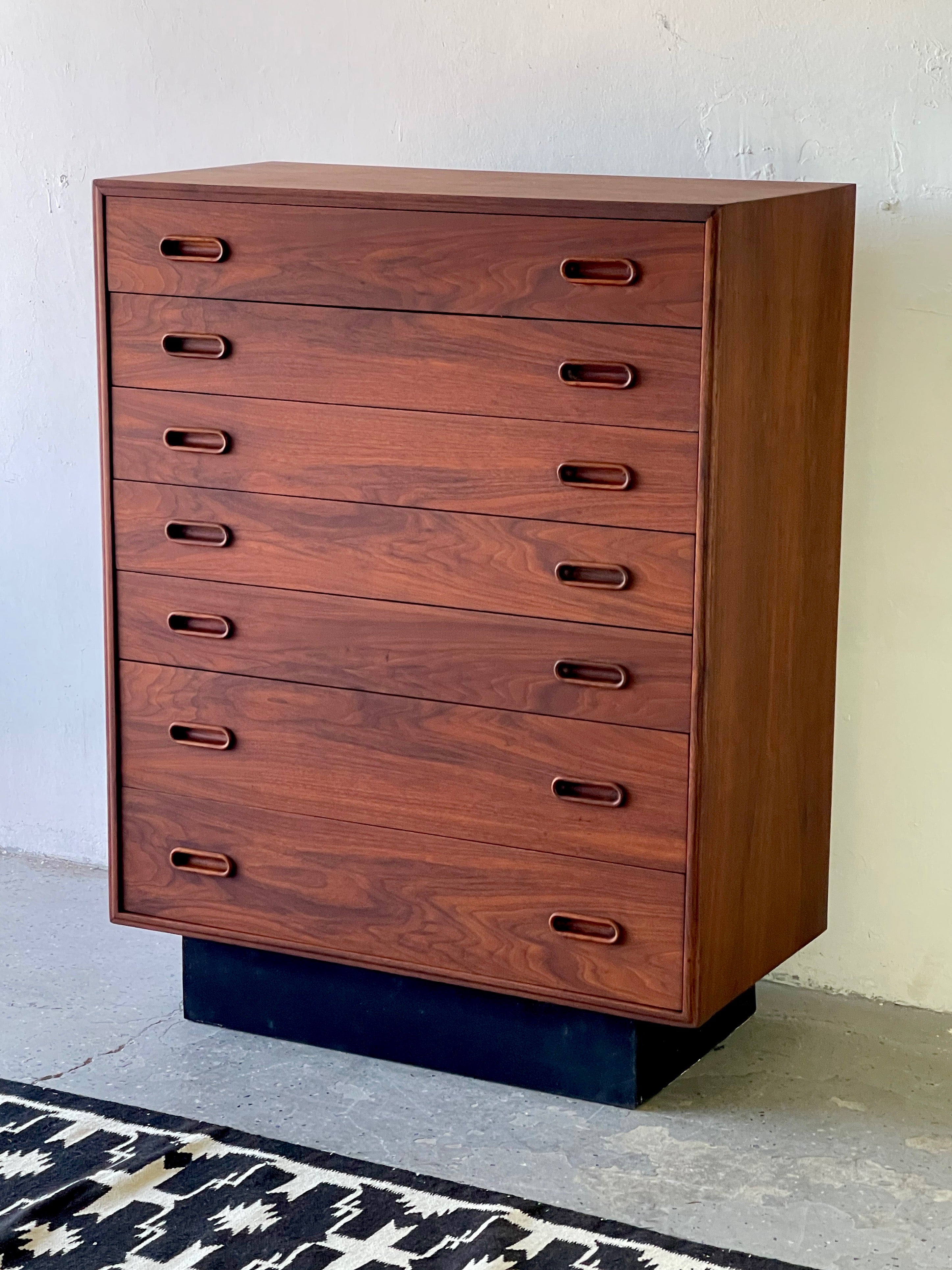 Jack Cartwright for Founders  Mid Century Modern Credenza Highboy
Walnut Highboy dresser by Founders. Designed by Jack Cartwright, this fantastic walnut dresser, has 7 drawers. Wonderful American design.

36 inches wide 46.5  inches High 18 inches