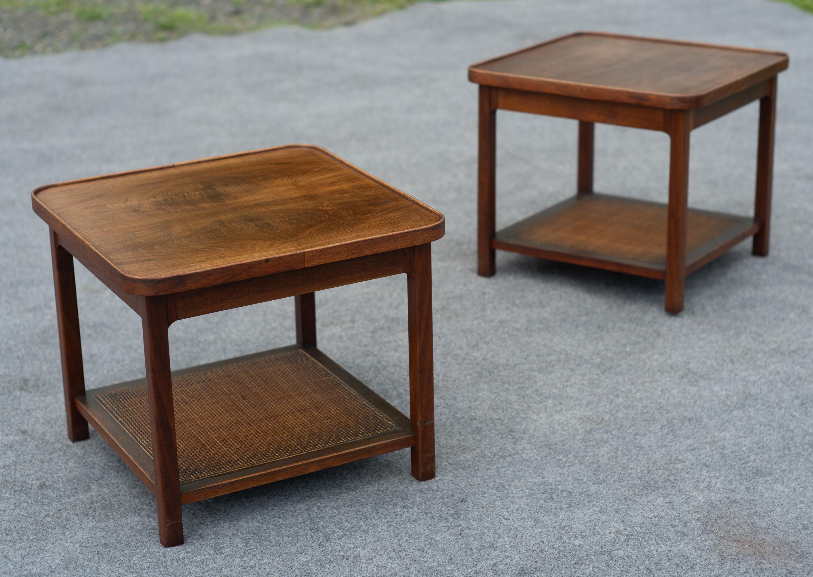 Jack Cartwright - Coppia di tavolini Founders in legno di noce e canna abbinati a libro in vendita 4