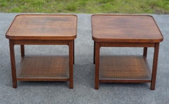 Jack Cartwright - Founders Paire de tables d'appoint en noyer et cannage assortis aux livres