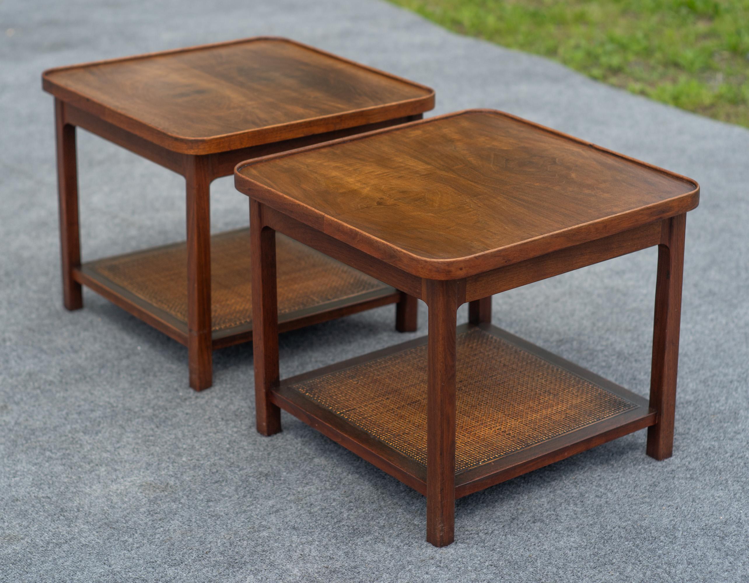 Mid-Century moderno Jack Cartwright - Coppia di tavolini Founders in legno di noce e canna abbinati a libro in vendita