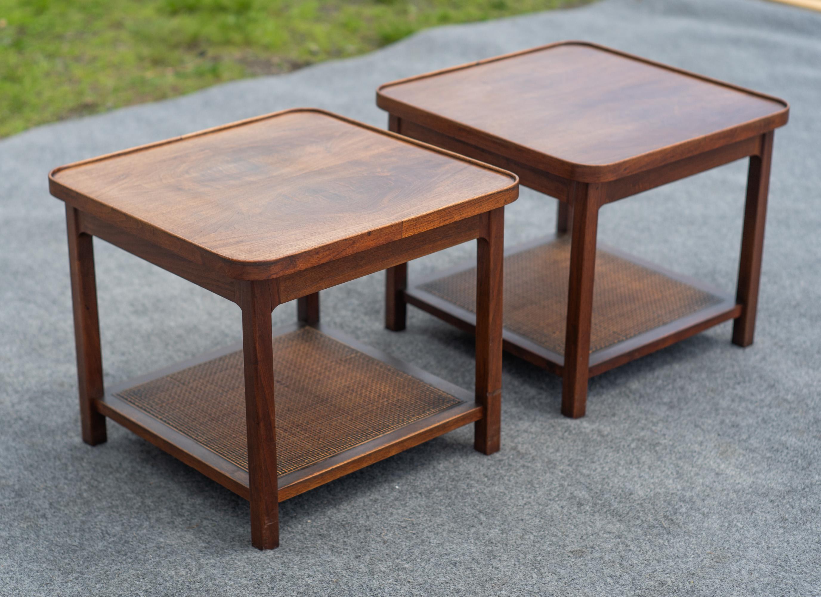 Americano Jack Cartwright - Coppia di tavolini Founders in legno di noce e canna abbinati a libro in vendita